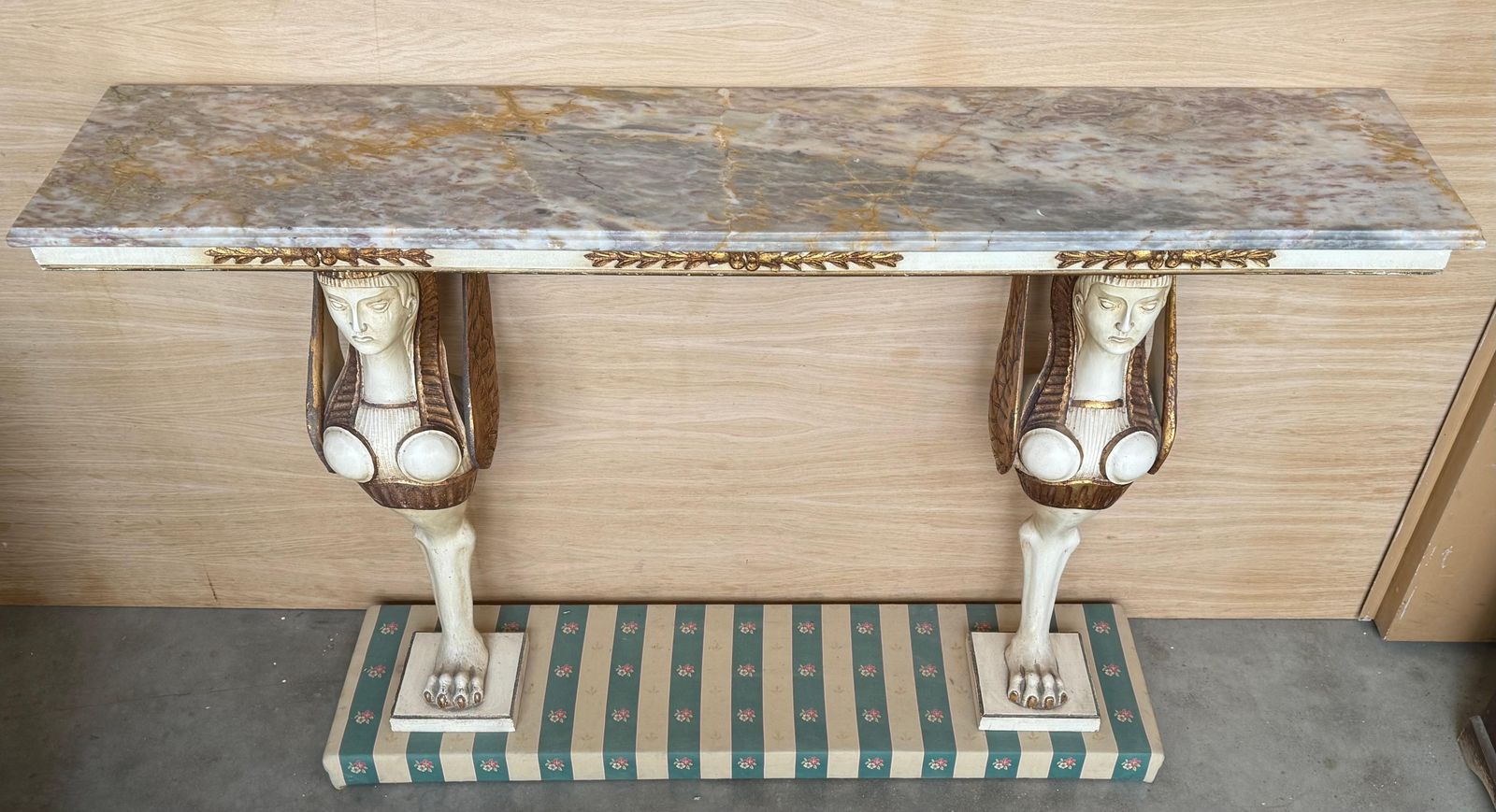 Console suédoise de style Empire en bois sculpté, polychrome et doré, début du XXe siècle photo for sale