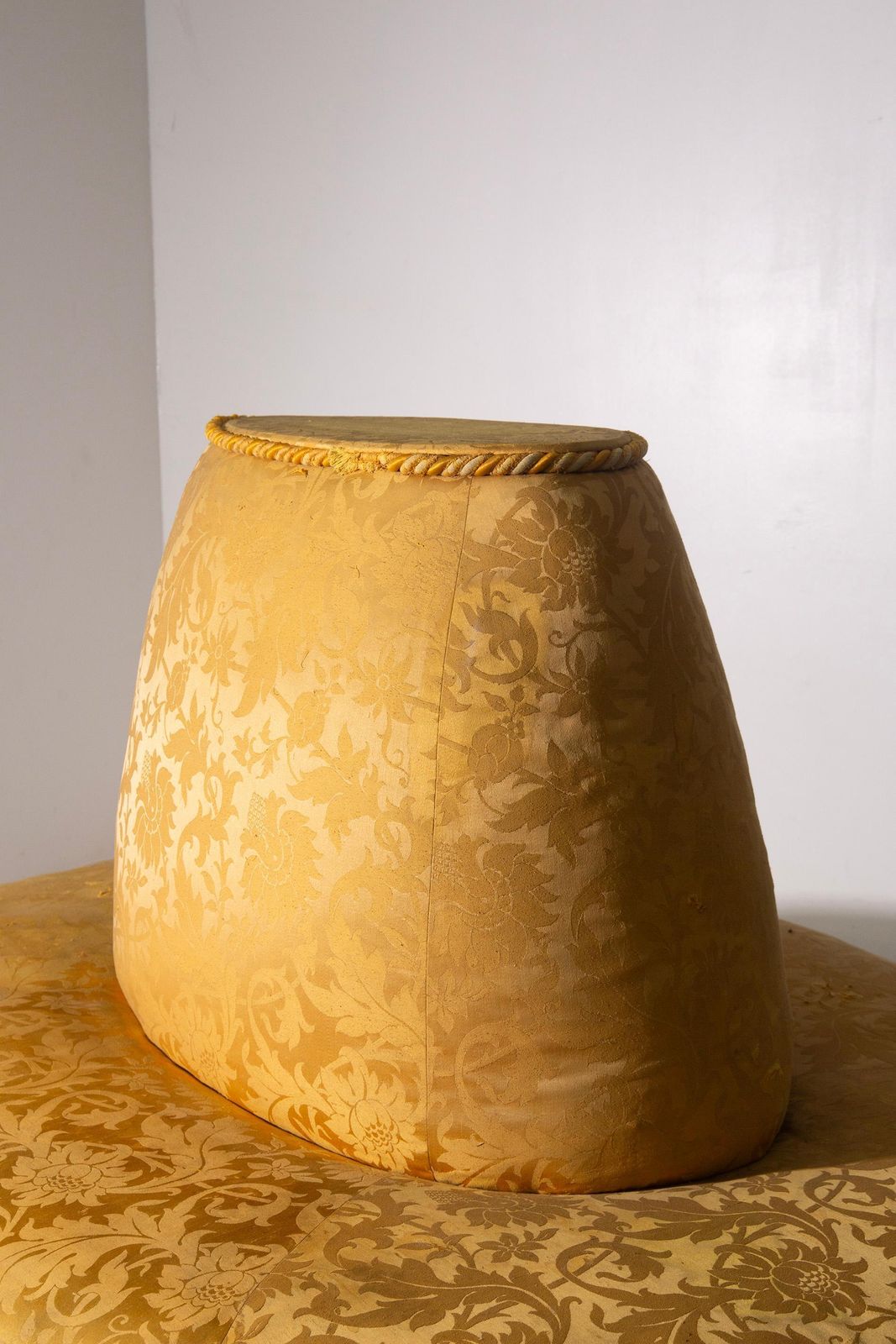 Italian Art Deco Round Boudoir Sofa In Original Golden Satin Fabric With Tassels photo vintage