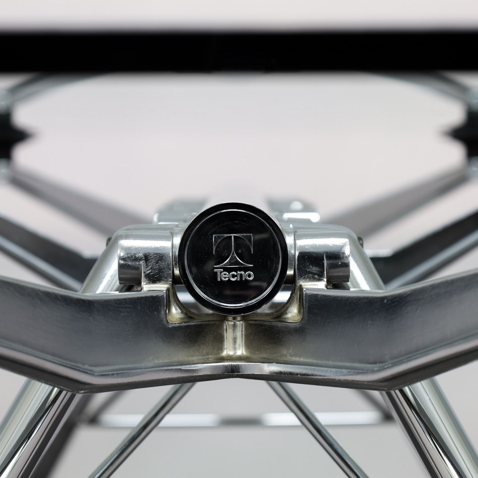 photo furniture Nomos Table / Desk By Norman Foster For Tecno, Italy