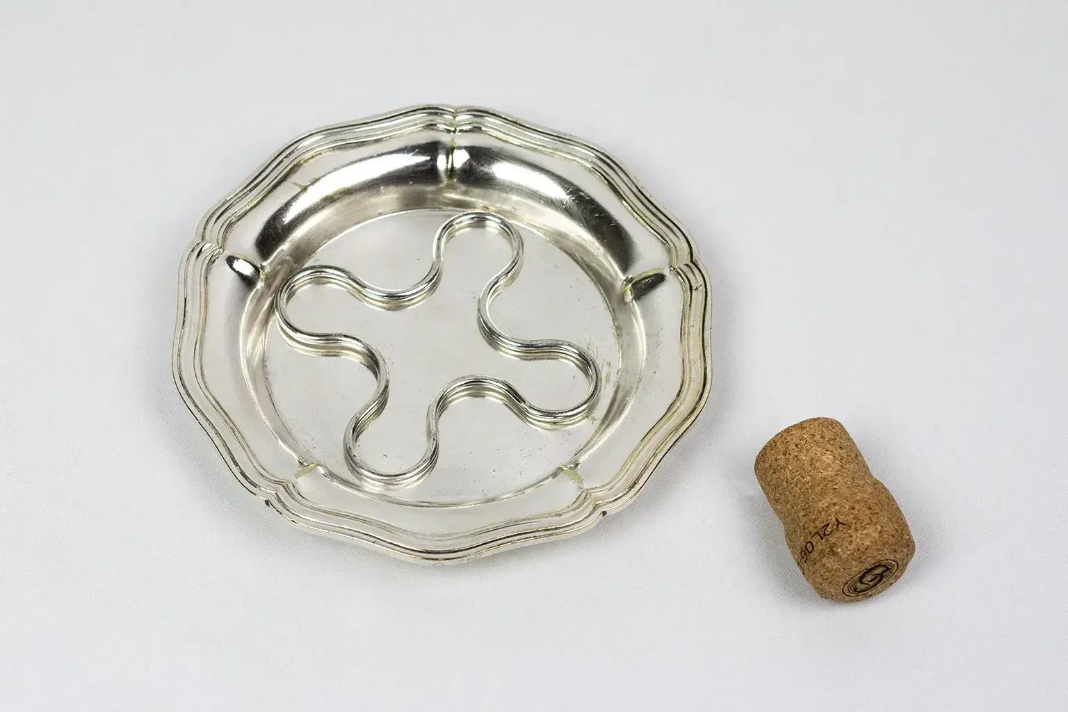 Christofle Silver Plated Metal Bottle Coaster With A Wire Border, 19th Century — With A Removable Clover Shaped Bottle Rest photo vinterior