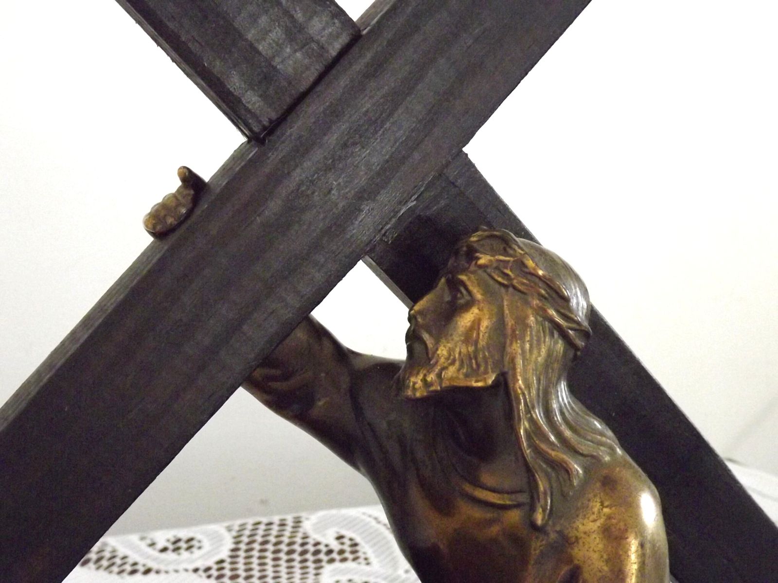 Franse art deco tafellamp – spelter Christusfiguur, marmeren voet, glazen kap photo Verlichting