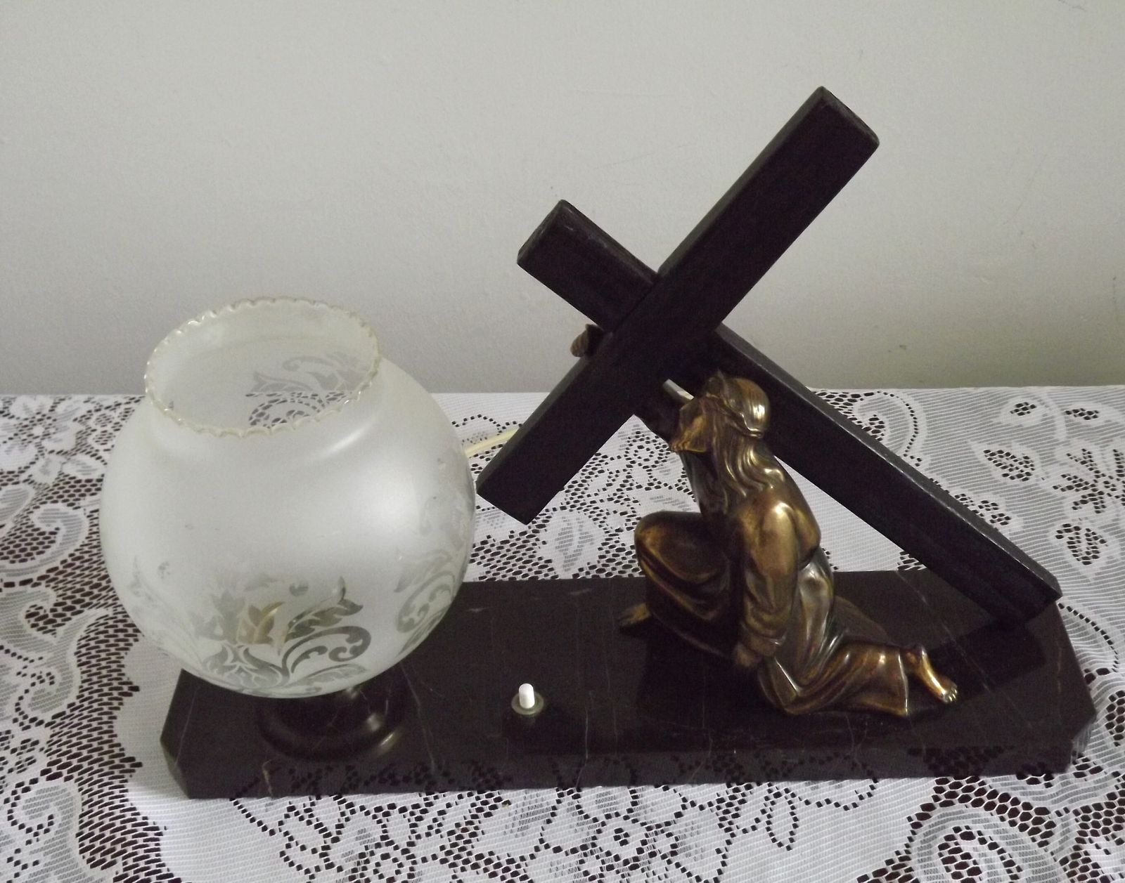 155.0 Franse art deco tafellamp – spelter Christusfiguur, marmeren voet, glazen kap photo