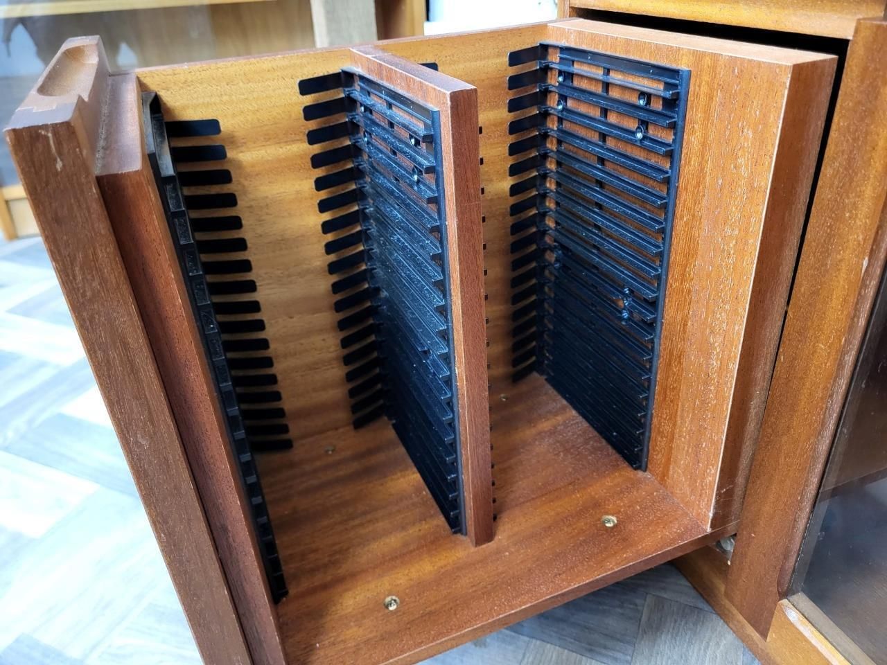 photo furniture Vintage Nathan Parker Knoll Teak & Glass Hifi Record Media Cd Cabinet