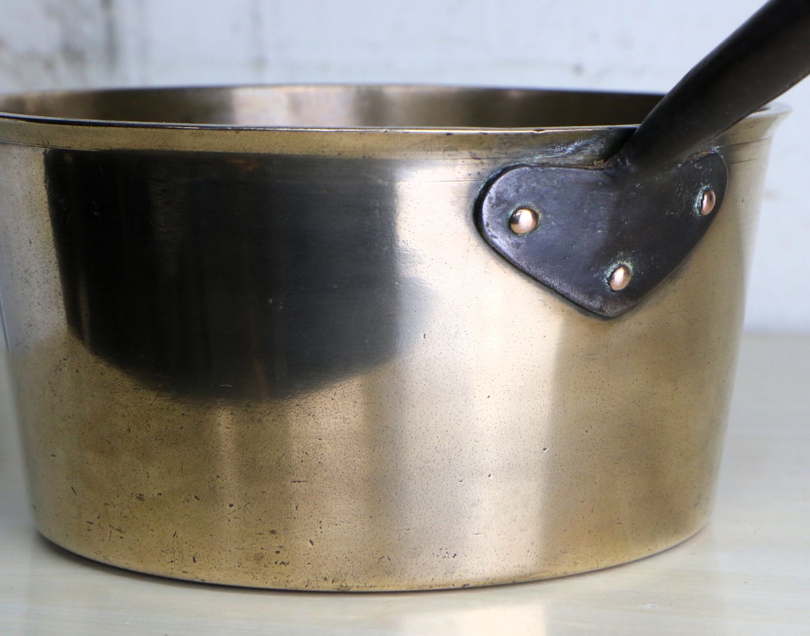 Large Antique Brass Gypsy Saucepan Well Made  And Heavy Great Fireplace Kindling Bin Store photo vinterior