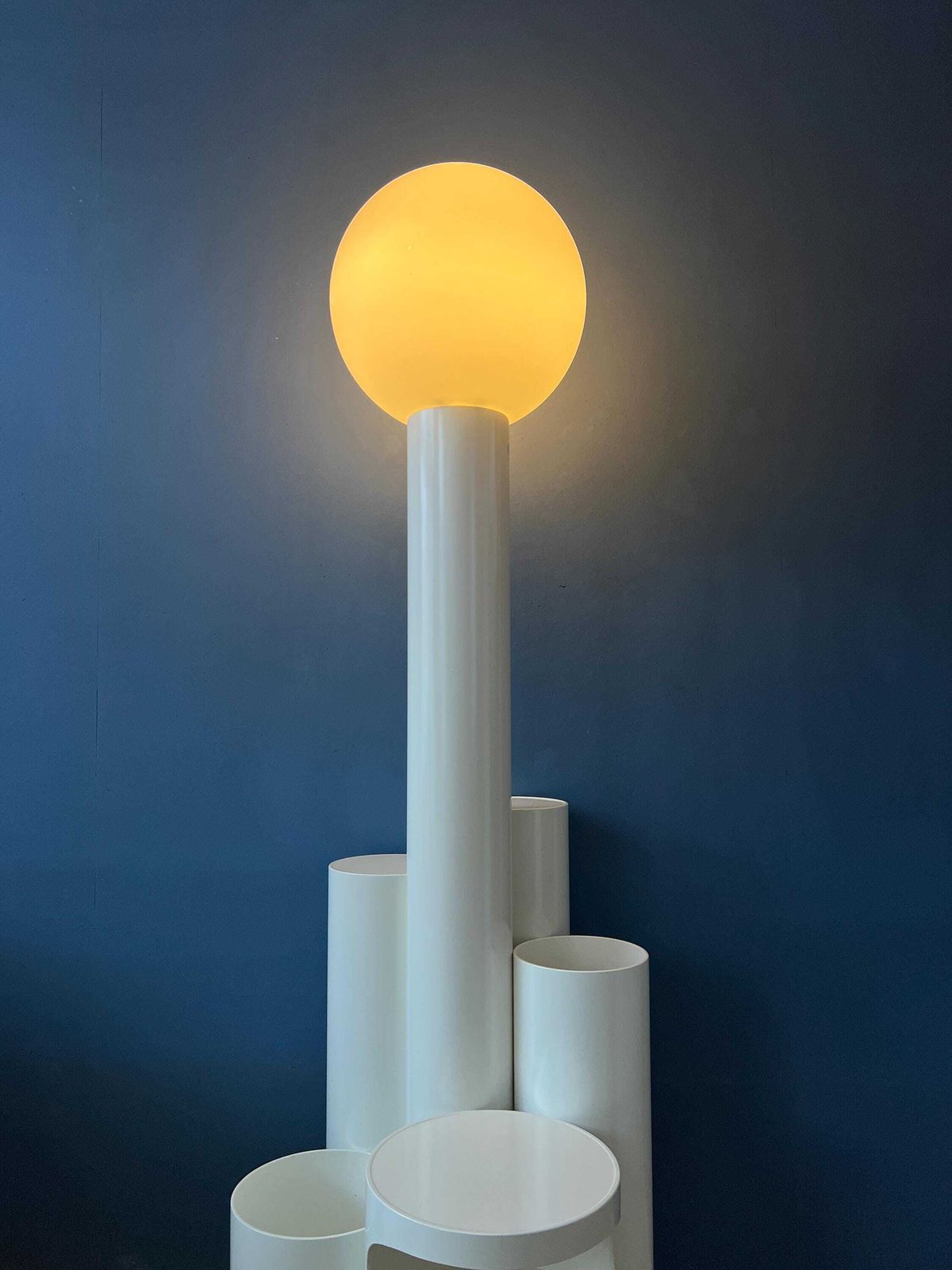 Witte 'Close Encounter' Vloerlamp En Plantenstandaard Van Kerst Koopman photo vinterior