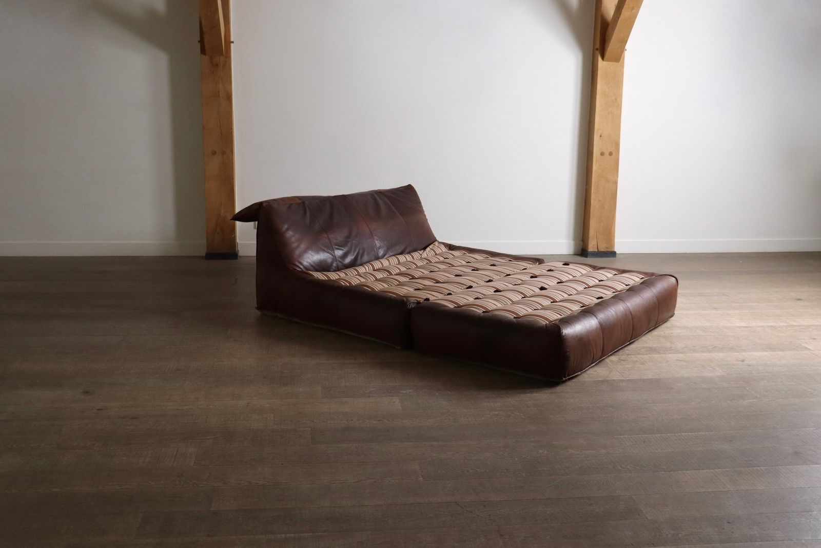 photo furniture Le Bambole Bed In Buffalo Leather Van Mario Bellini Voor B&B Italia, Jaren 1970