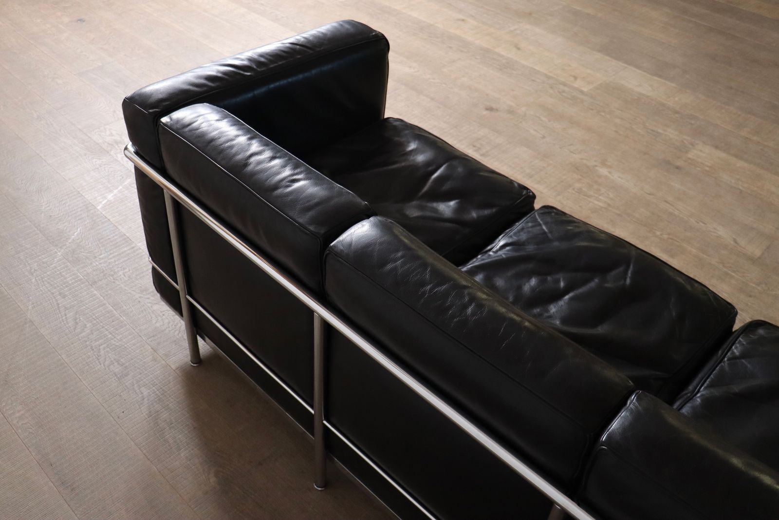 Cassina Lc2 Driezitsbank Door Charlotte Perriand, Le Corbusier, Ca. Jaren 1960 photo buy