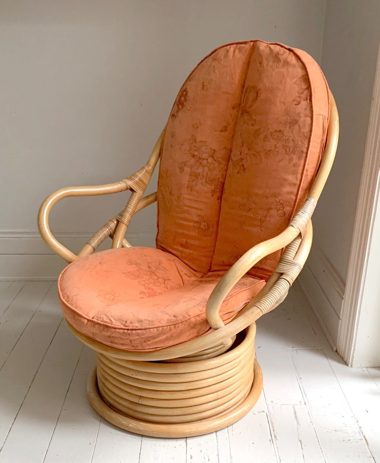 photo vintage Stunning Mid Century Modern Large 1970s Rattan Rocking & Swivel Chair With Cushion