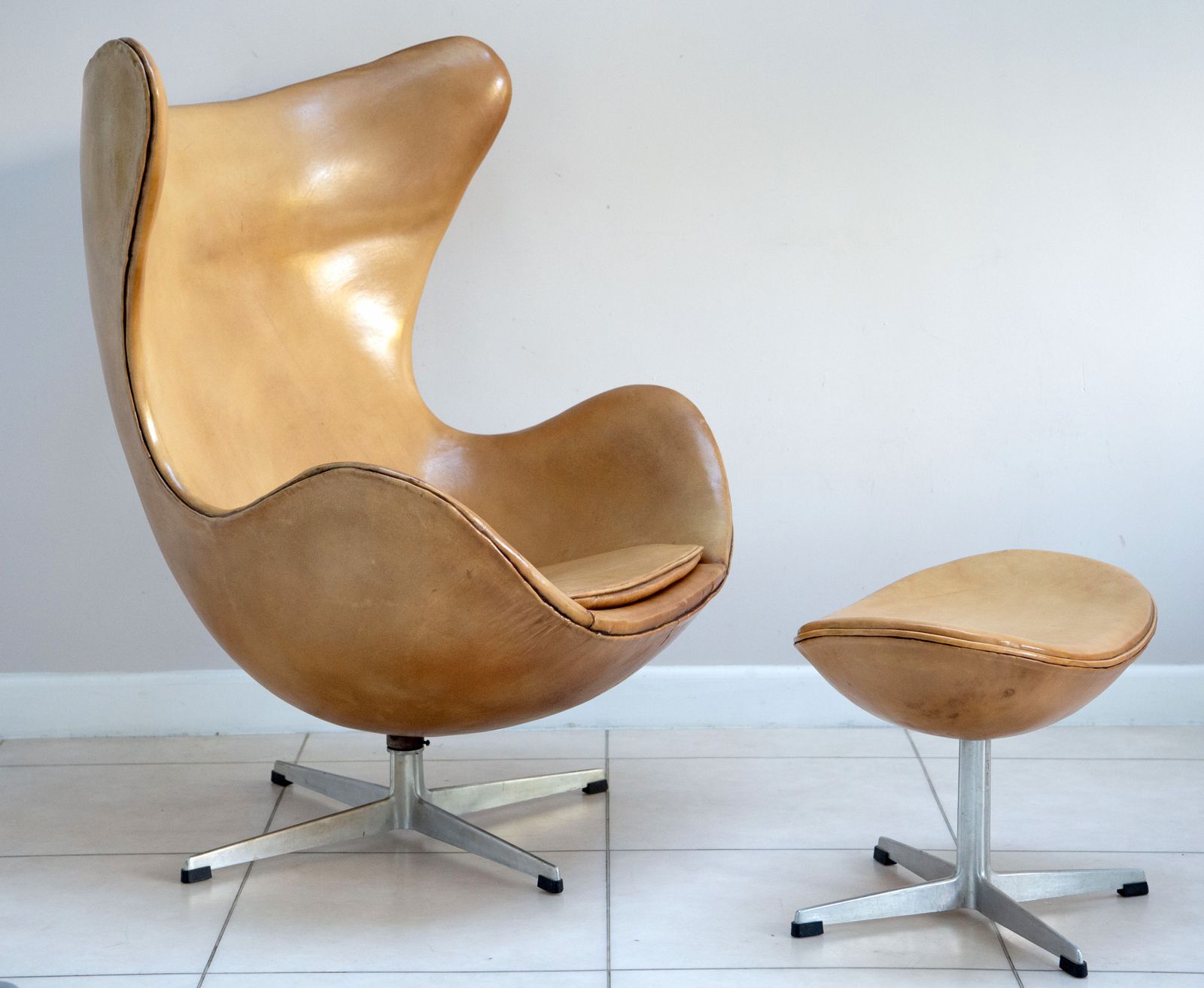 Egg Chair & Ottoman By Arne Jacobsen For Fritz Hansen. In Original Condition. 1964