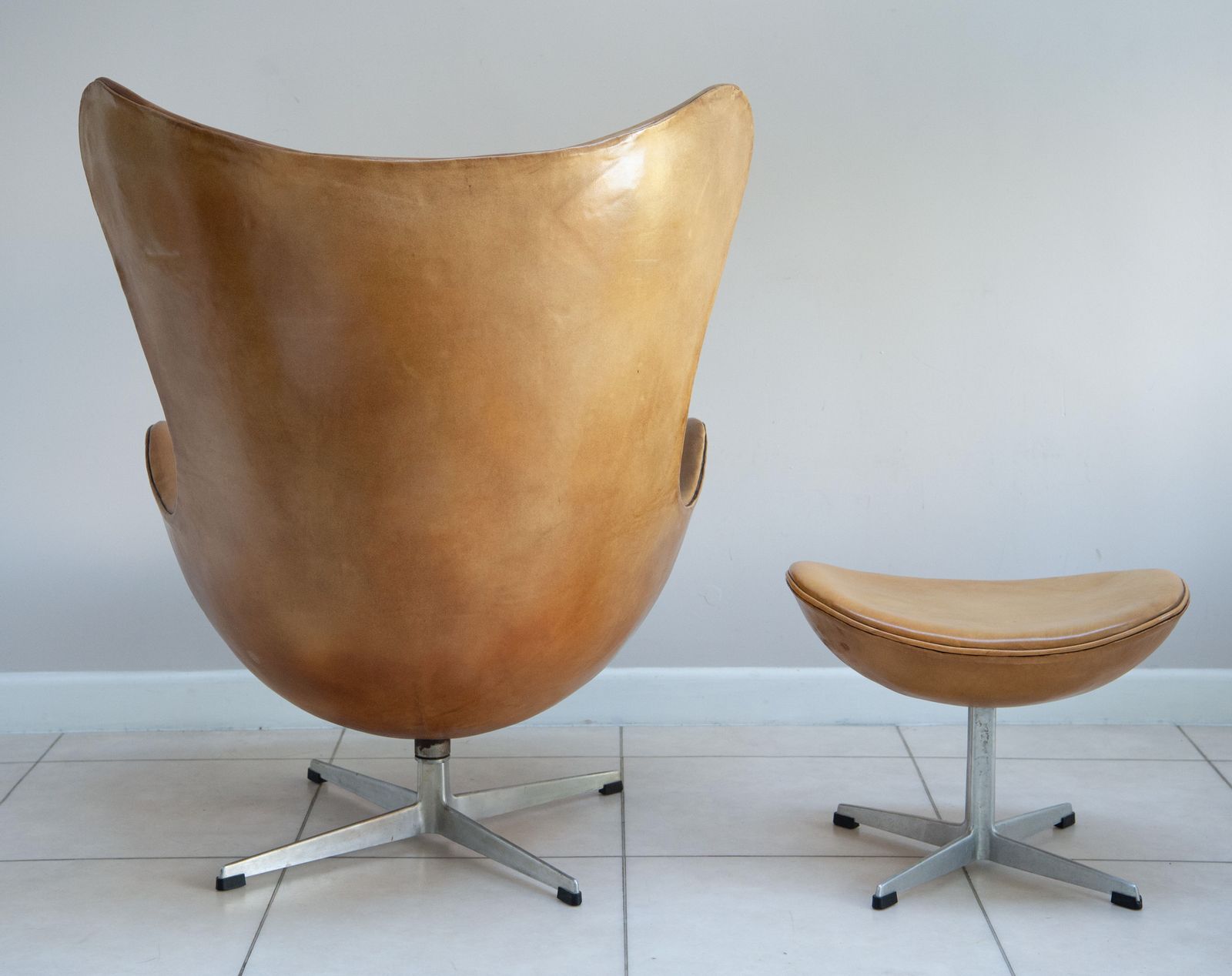 Egg Chair & Ottoman By Arne Jacobsen For Fritz Hansen. In Original Condition. 1964 photo vinterior