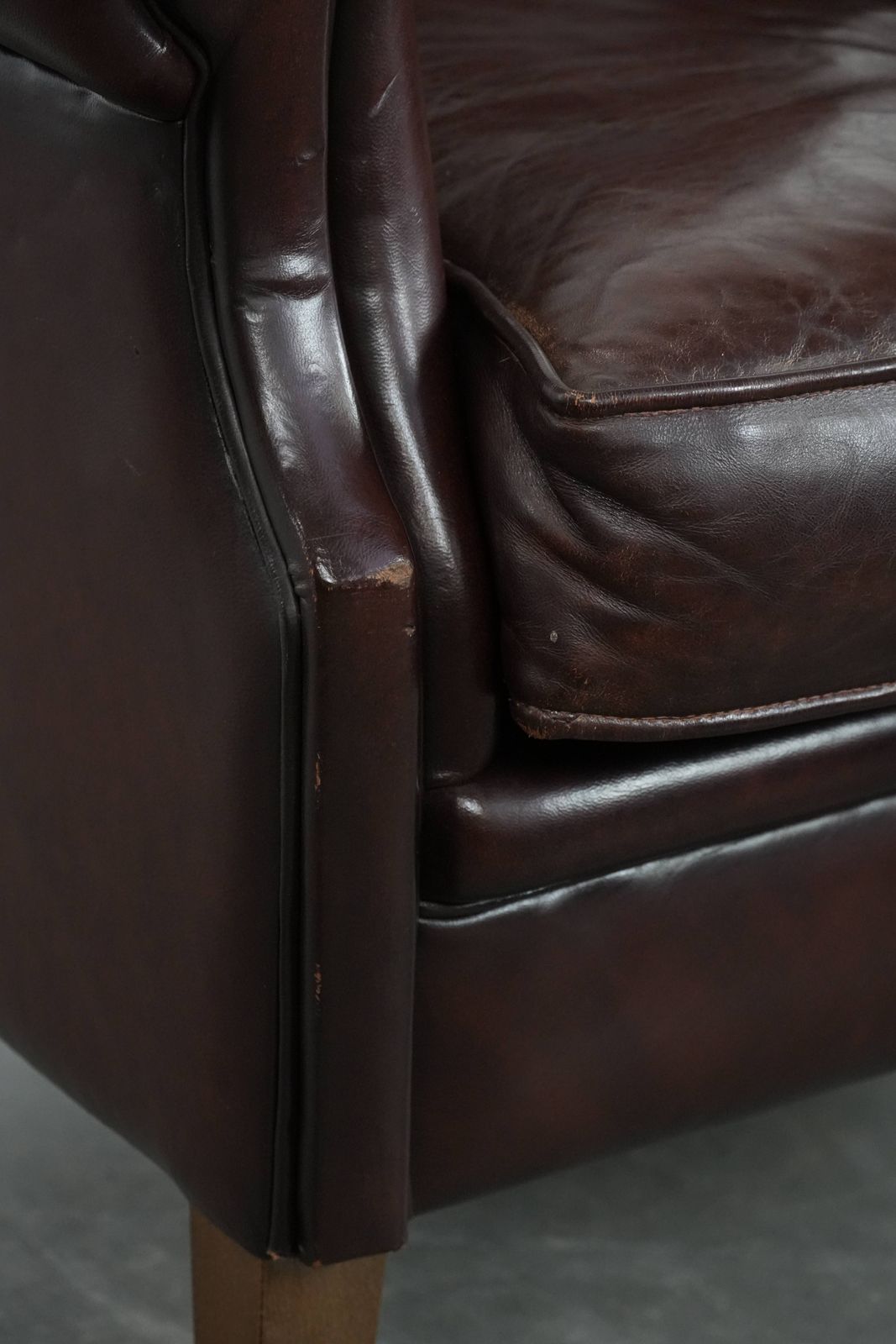 photo vinterior Donkere Luxe Schapenleren Fauteuil Met Tijdloze Uitstraling