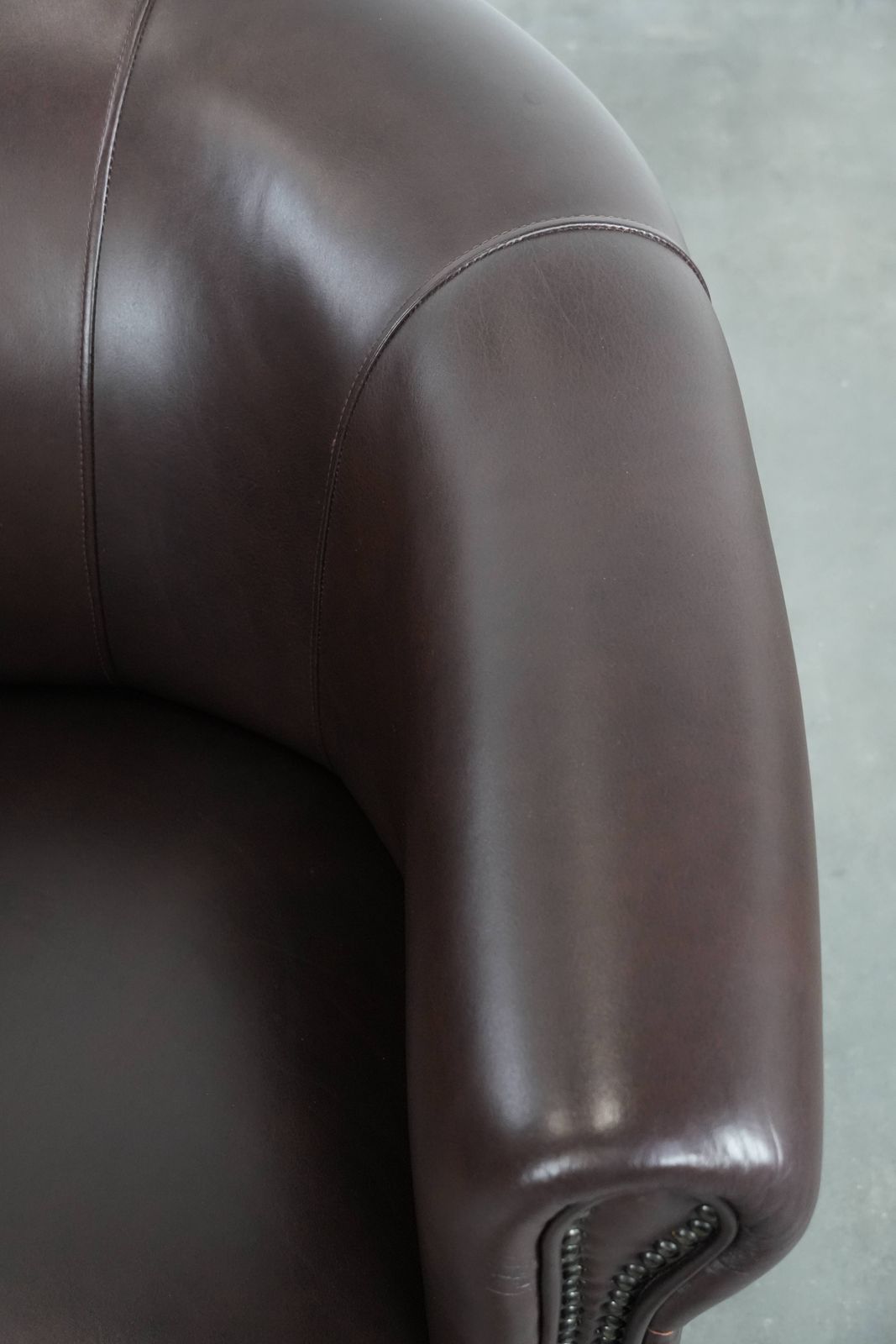 Fauteuil In Koeienhuid, In Zeer Goede Staat, Engelse Stijl, Bruin/Donkerpaars photo vintage