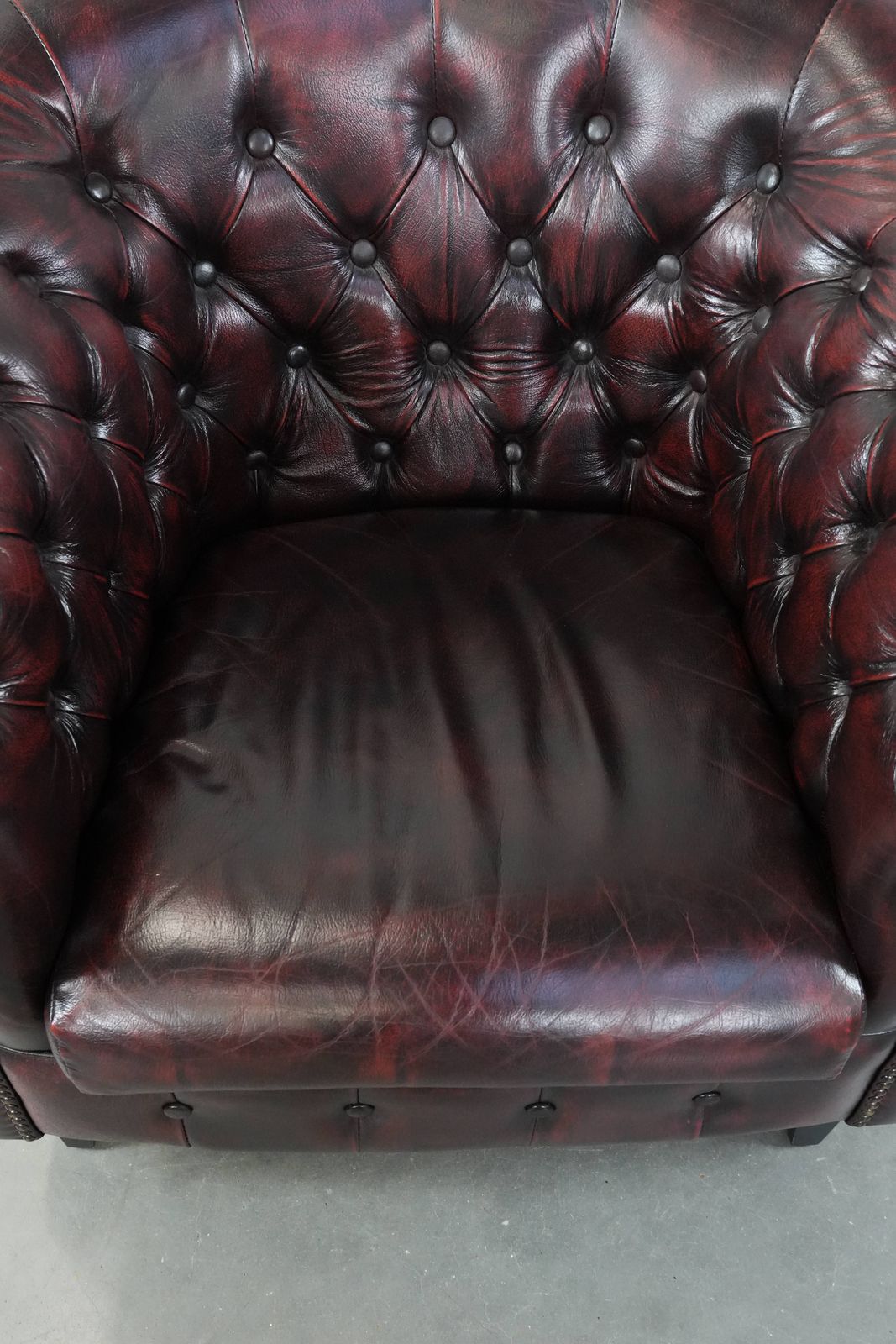 Fauteuil In Chesterfield Stijl Van Koeienhuid Met Decoratieve Sierspijkers, Klassiek Engels Model photo vinterior