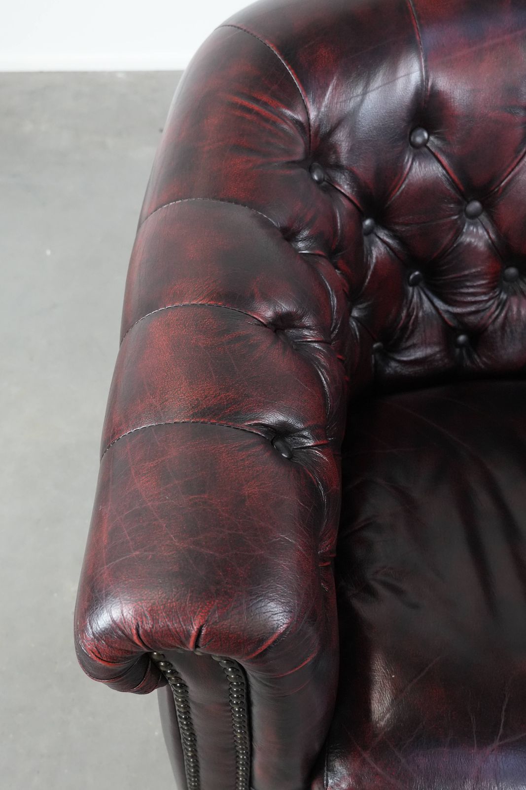 Fauteuil In Chesterfield Stijl Van Koeienhuid Met Decoratieve Sierspijkers, Klassiek Engels Model photo buy