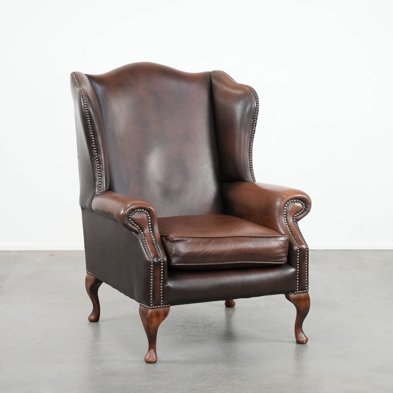 Bruine Gladleren Chesterfield Fauteuil In Engelse Stijl, Afgewerkt Met Decoratieve Siernagels