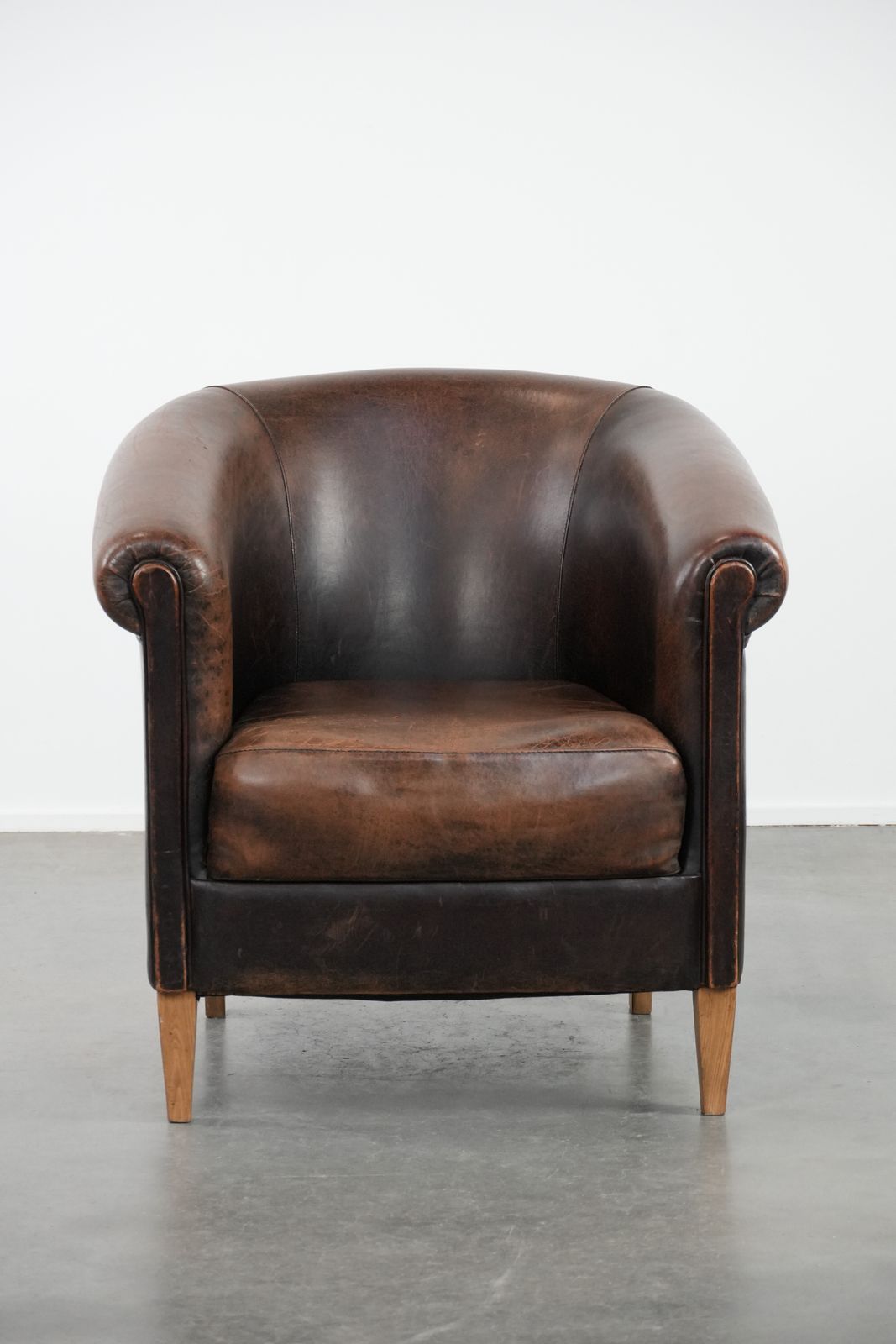 Karaktervolle Club Fauteuil Van Schapenleer Met Mooie Patina En Comfortabele Zitting photo furniture