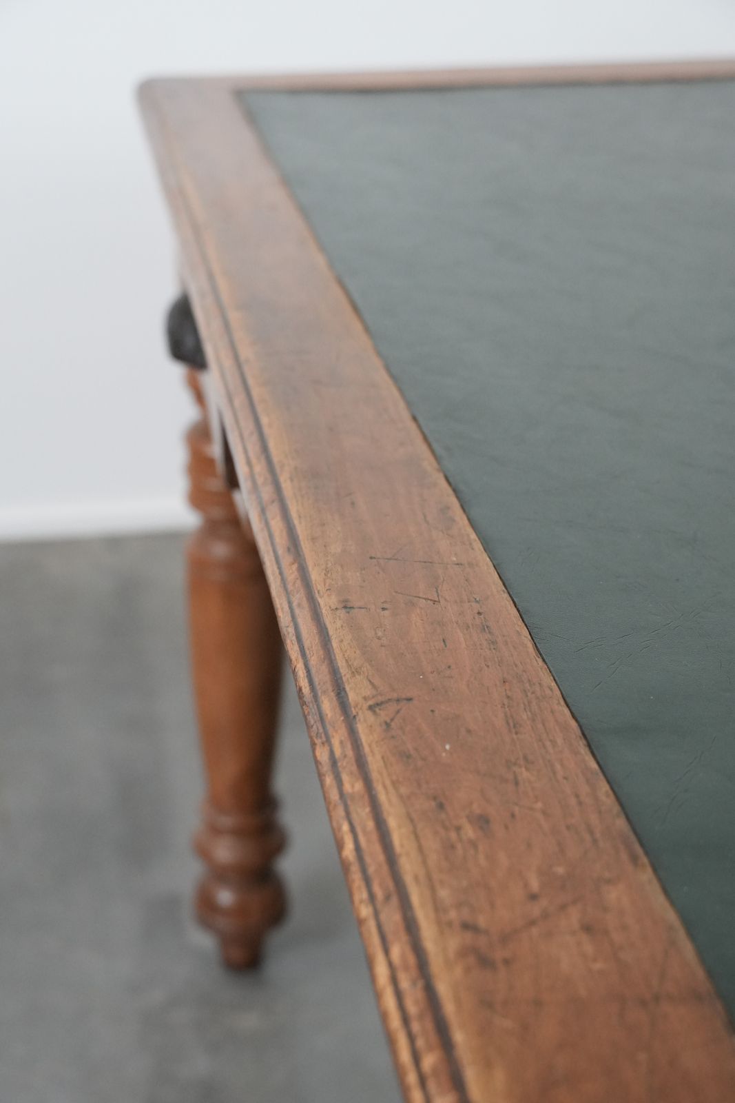 1424.0 Antiek Schrijftafel/Partnertafel Met 4 Lades En Een Groen Lederen Blad photo