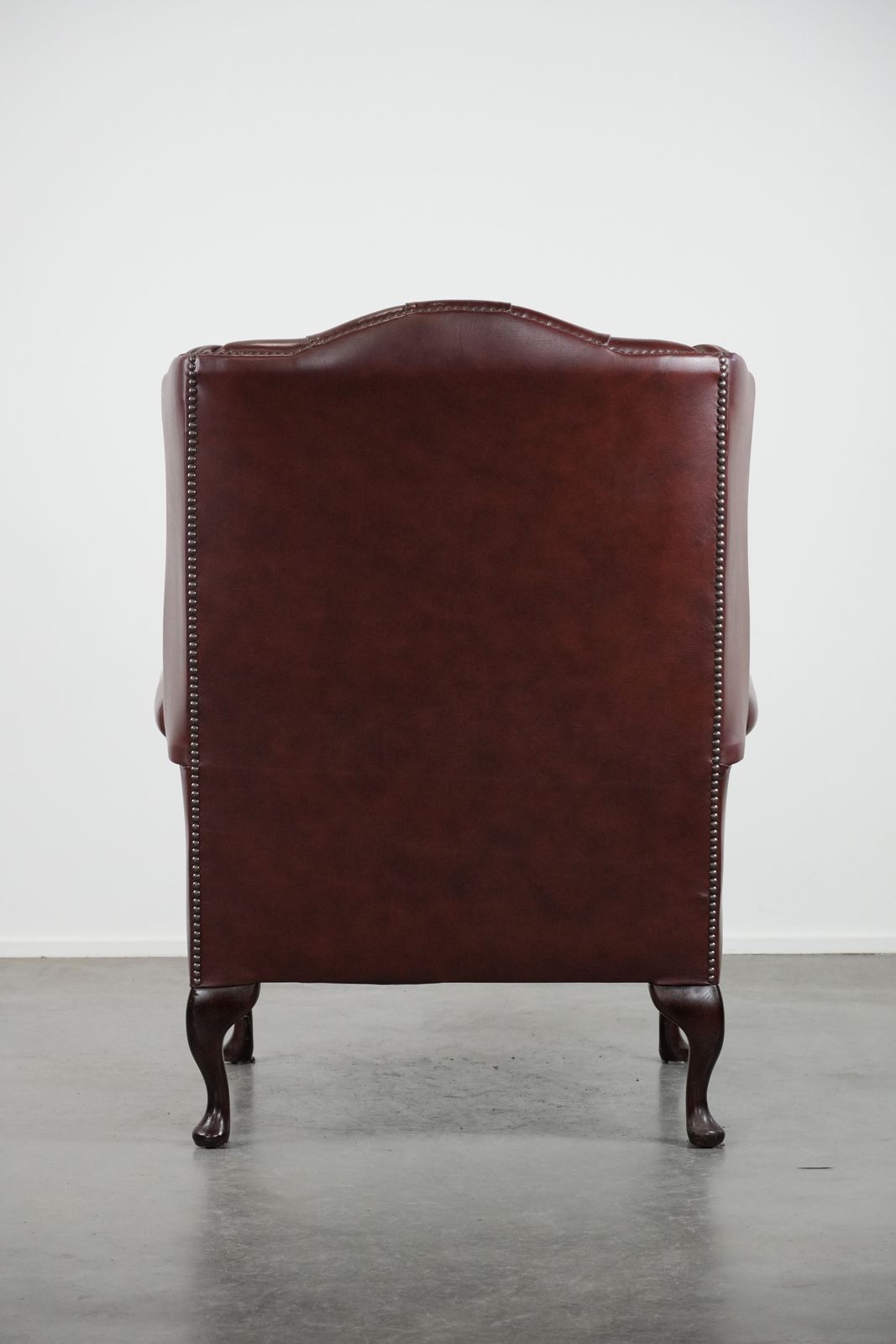 Klassieke Engelse Chesterfield Fauteuil Met Vleugelleuningen In Koeienleer, In Een Prachtige Rode Kleur photo Meubels