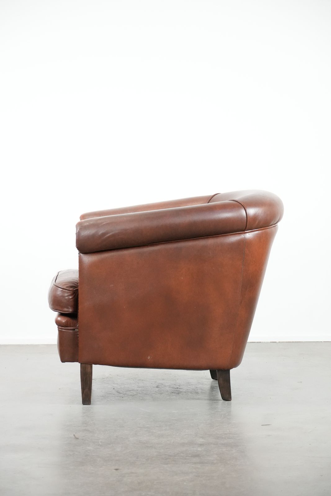 Cognac Colored Cowhide Club Armchair In English Style With A Luxurious Look photo 775.0