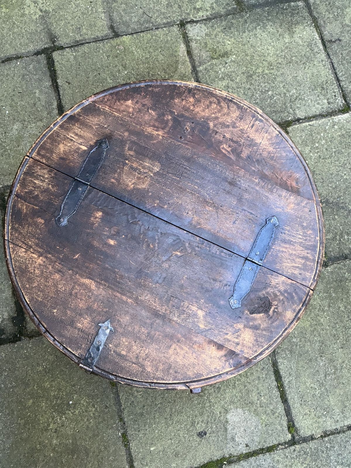 19th Century Antique Chakki Grinding Coffee Table With Hand Carved Teakwood Geometric Décor photo vinterior