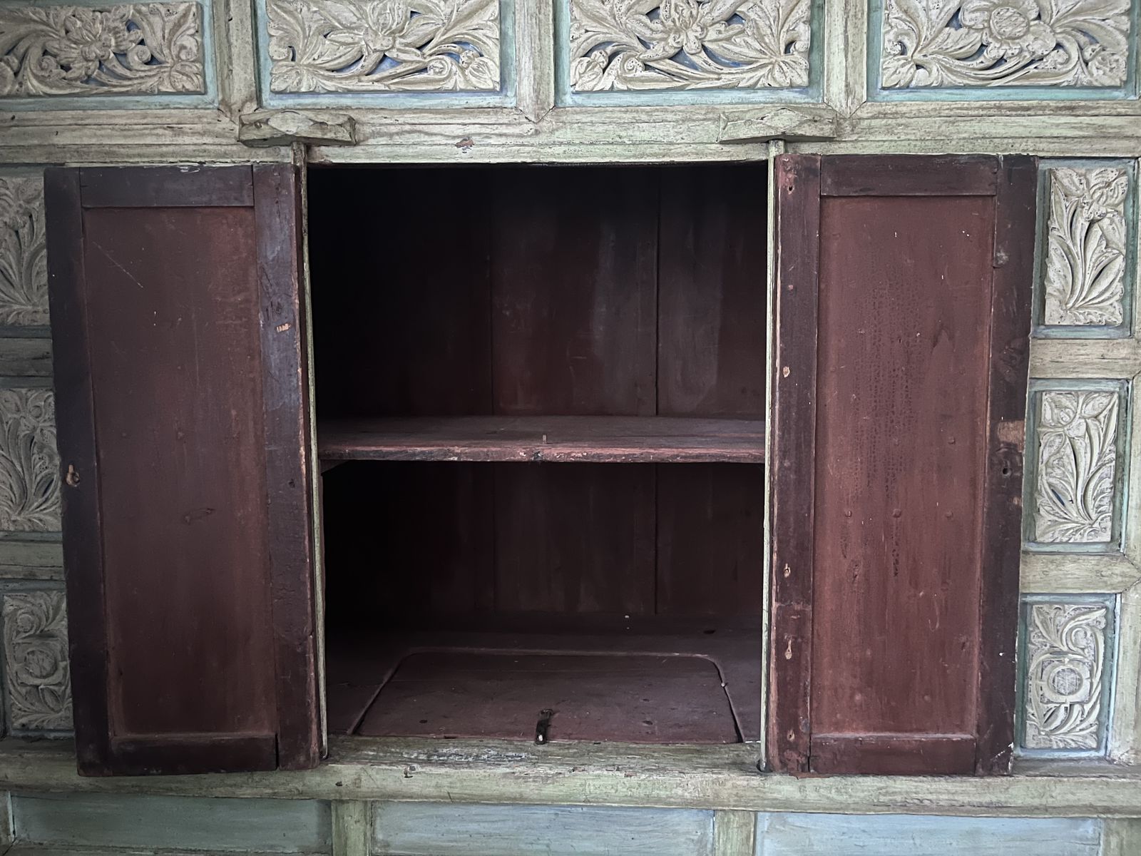 photo vinterior Rare Antique Statement Hand Carved Cabinet Furniture