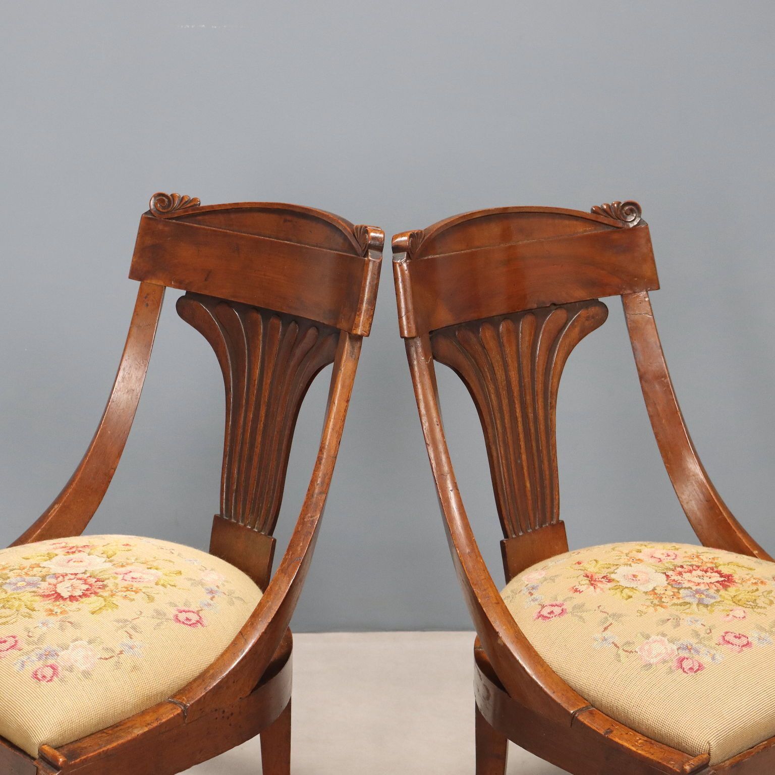 Coppia Di Sedie Luigi Filippo In Noce photo Furniture