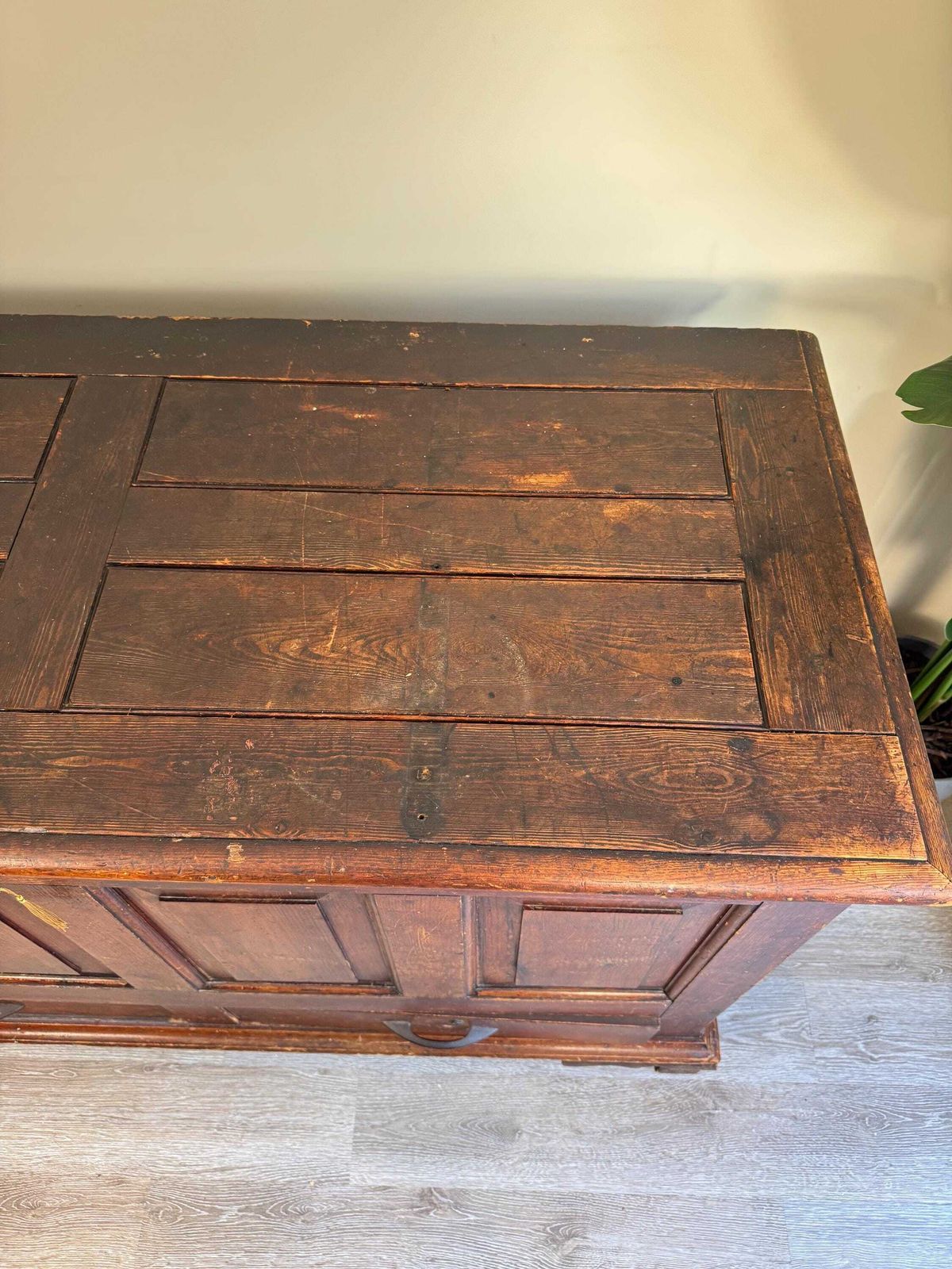 photo vintage Extra Large 19th Century Antique Oak Dark Wood Blanket Box Chest Coffer With Key Rustic Farmhouse