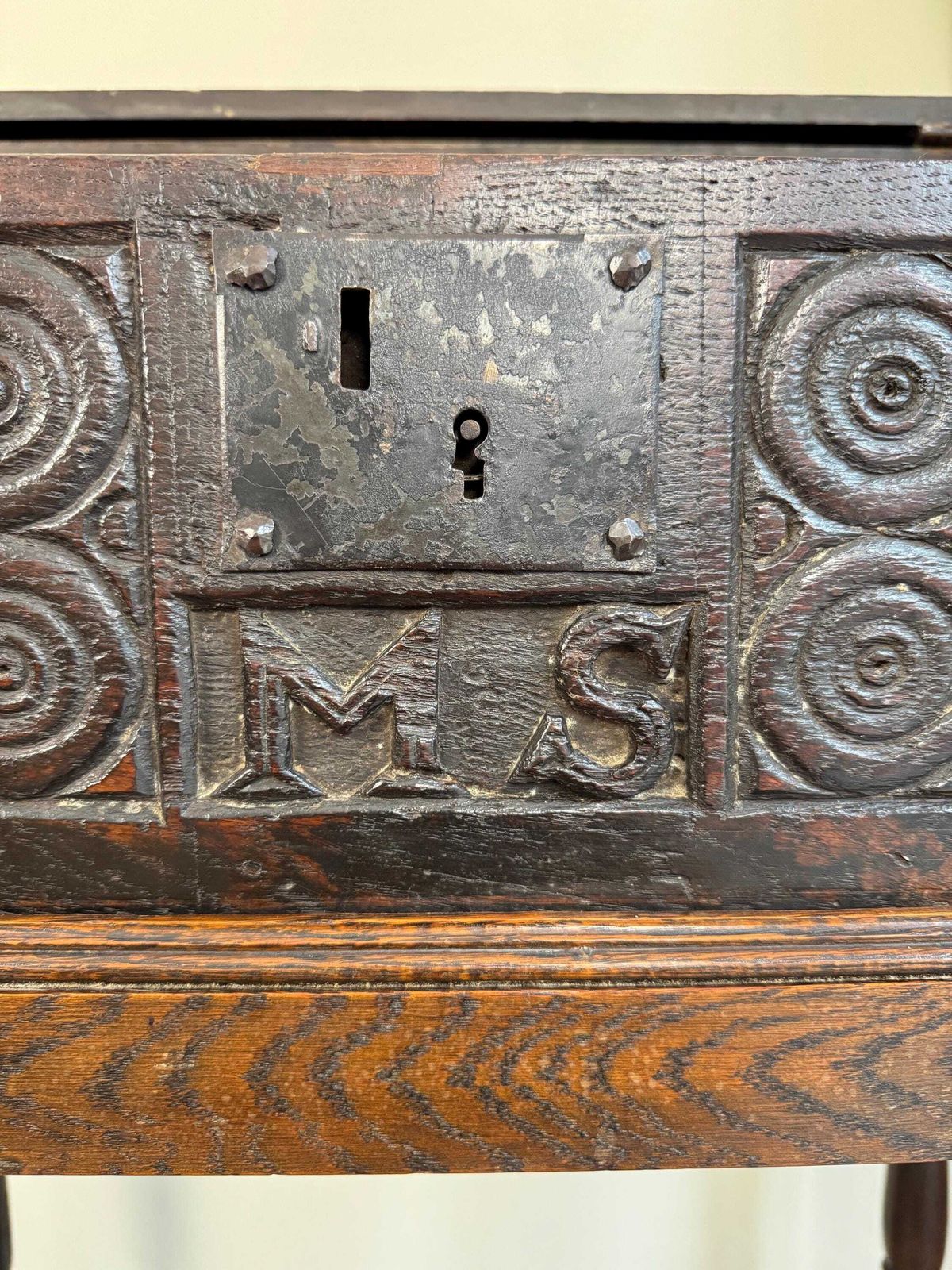photo vinterior Antique Carved Oak Bible Box On Stand – Circa Early 18th Century Storage Chest