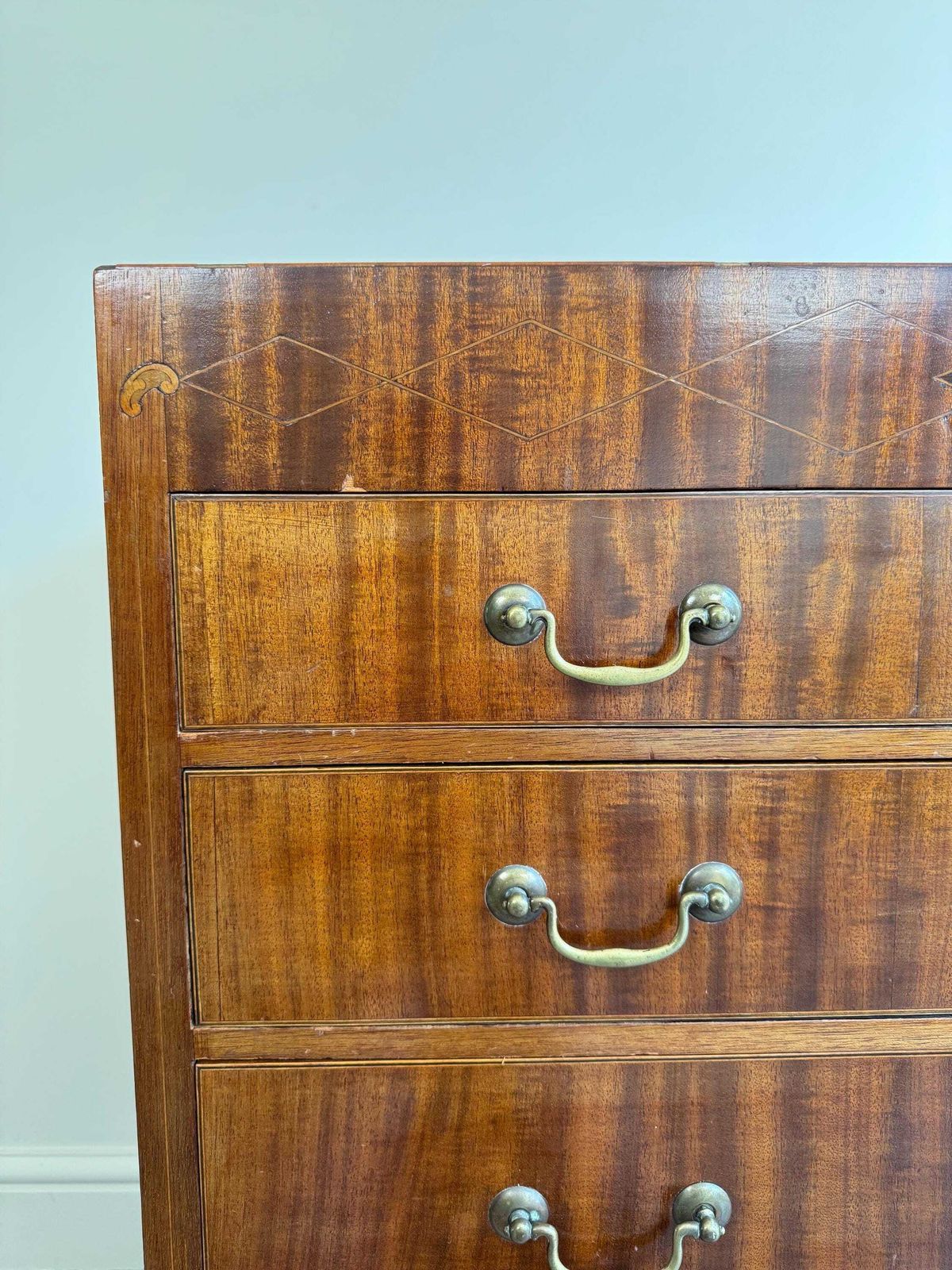 photo furniture Georgian Antique Mahongany And Strung Marquetry Chest Of Drawers