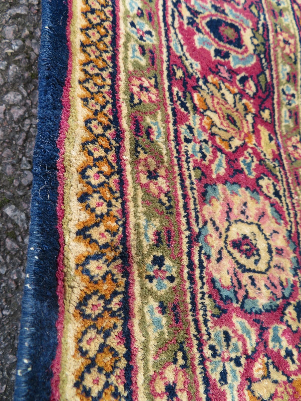 photo furniture Antique Indian "Kashan" Rug. 161cm X 98cm.