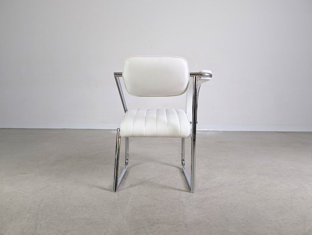 Eileen Gray Non Conformist Chair, White, Vereinigte Werkstätten Munich photo vintage