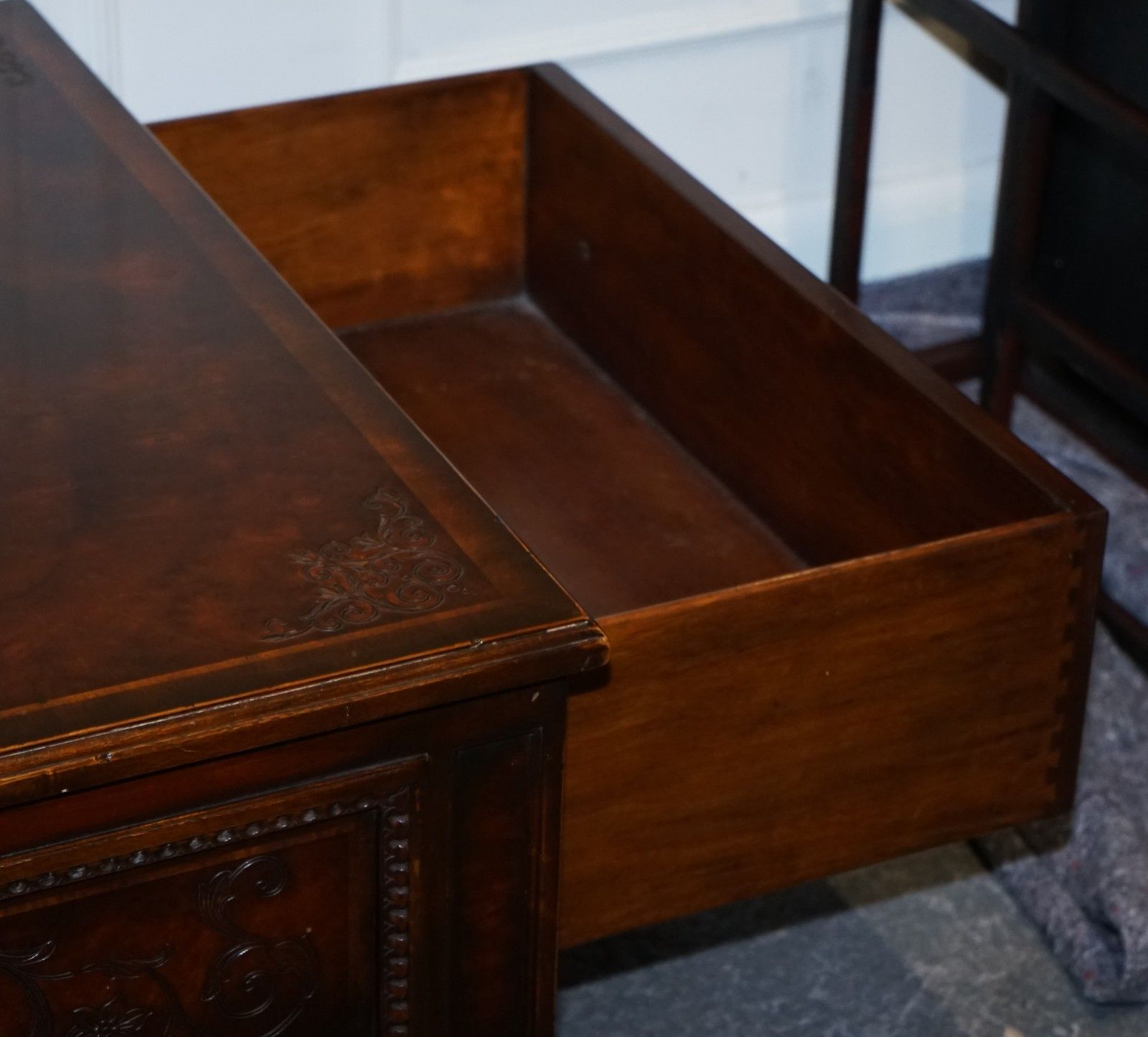 photo vintage Stunning American Theodore Alexander Coffee Table Two Drawers & Butler Trays