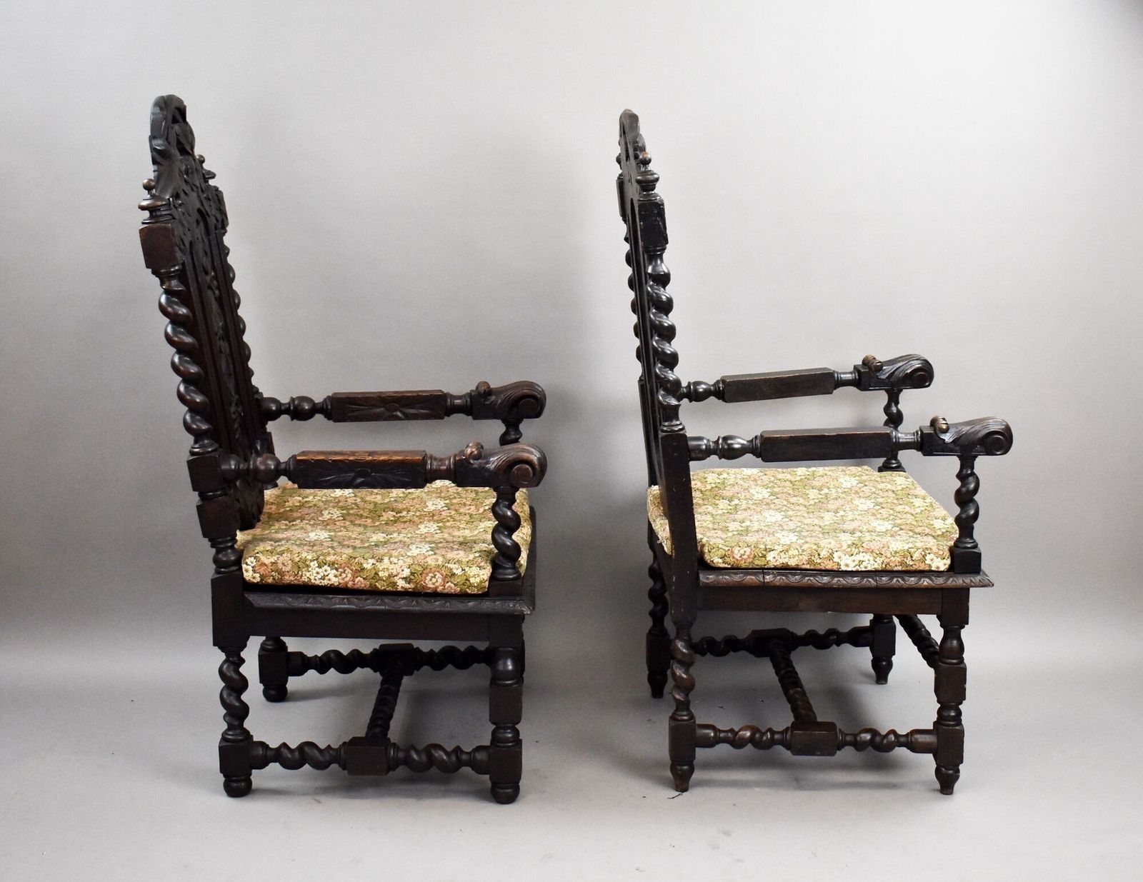 photo vintage Near Pair Late 19th Century Carved Throne Chairs