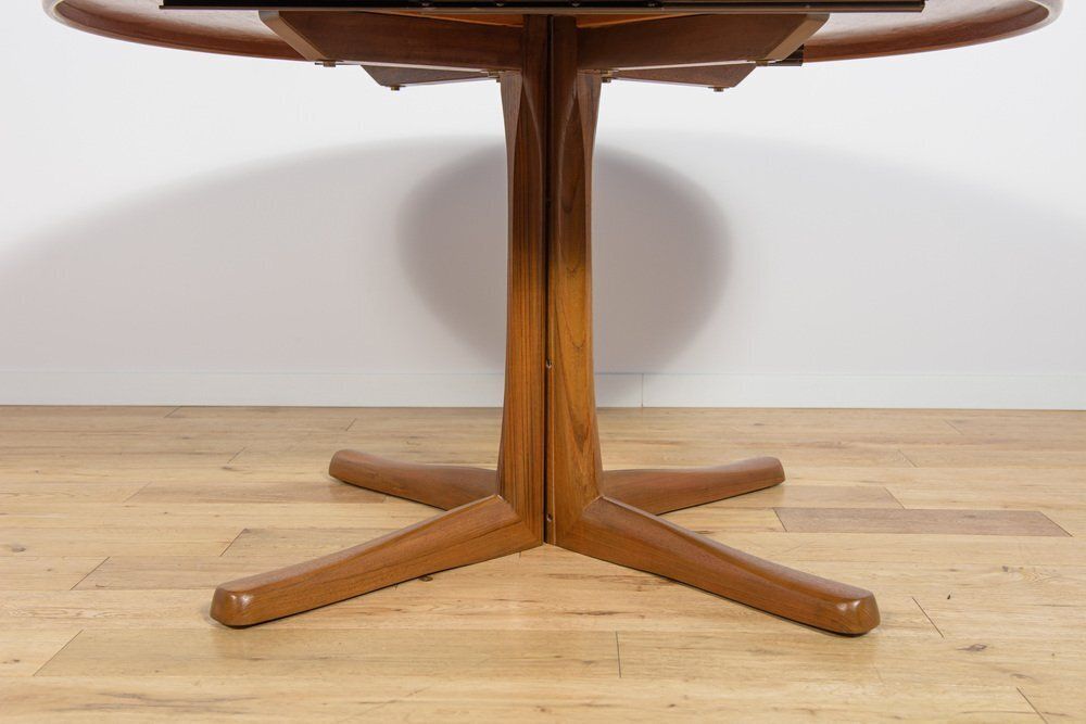 photo vintage Mid Century Round Extendable Dining Table In Teak From McIntosh, United Knigdom, 1960s