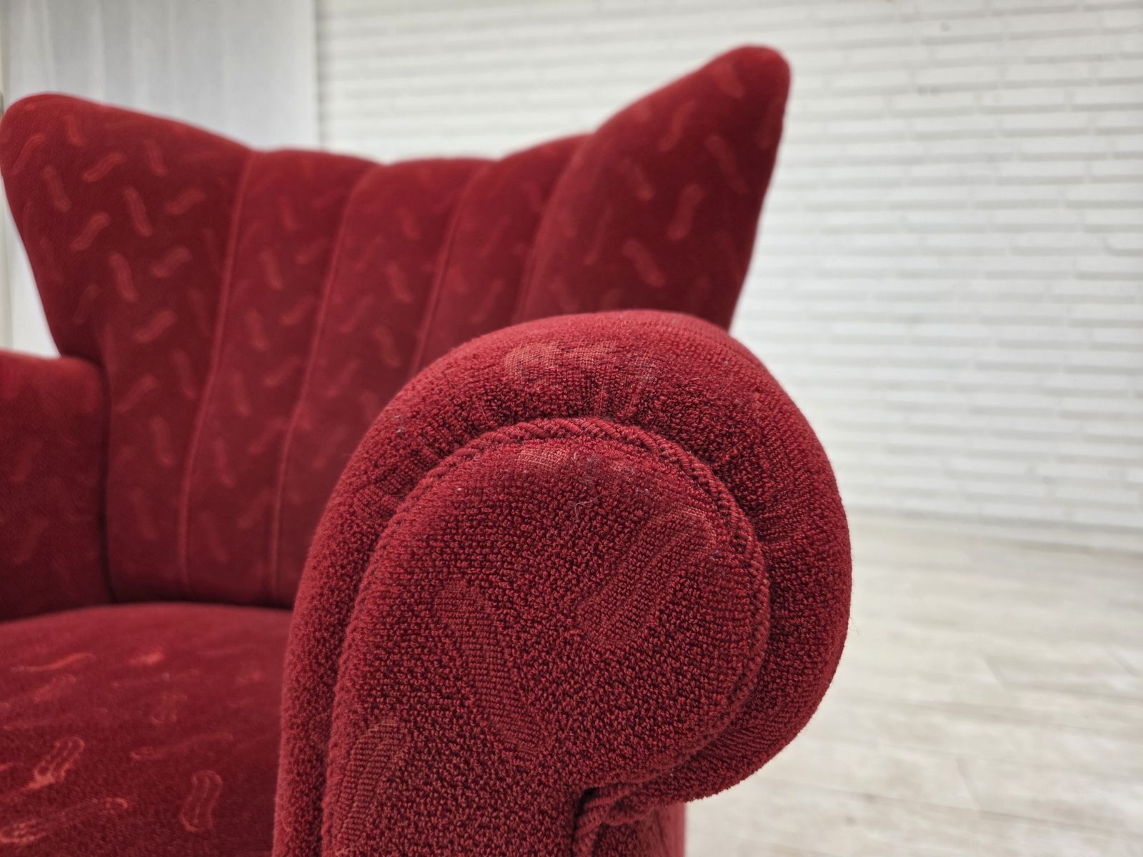 Ca. Jaren 1950, Deense Relaxfauteuil, Rood Meubelwol, Eikenhout. photo Meubels