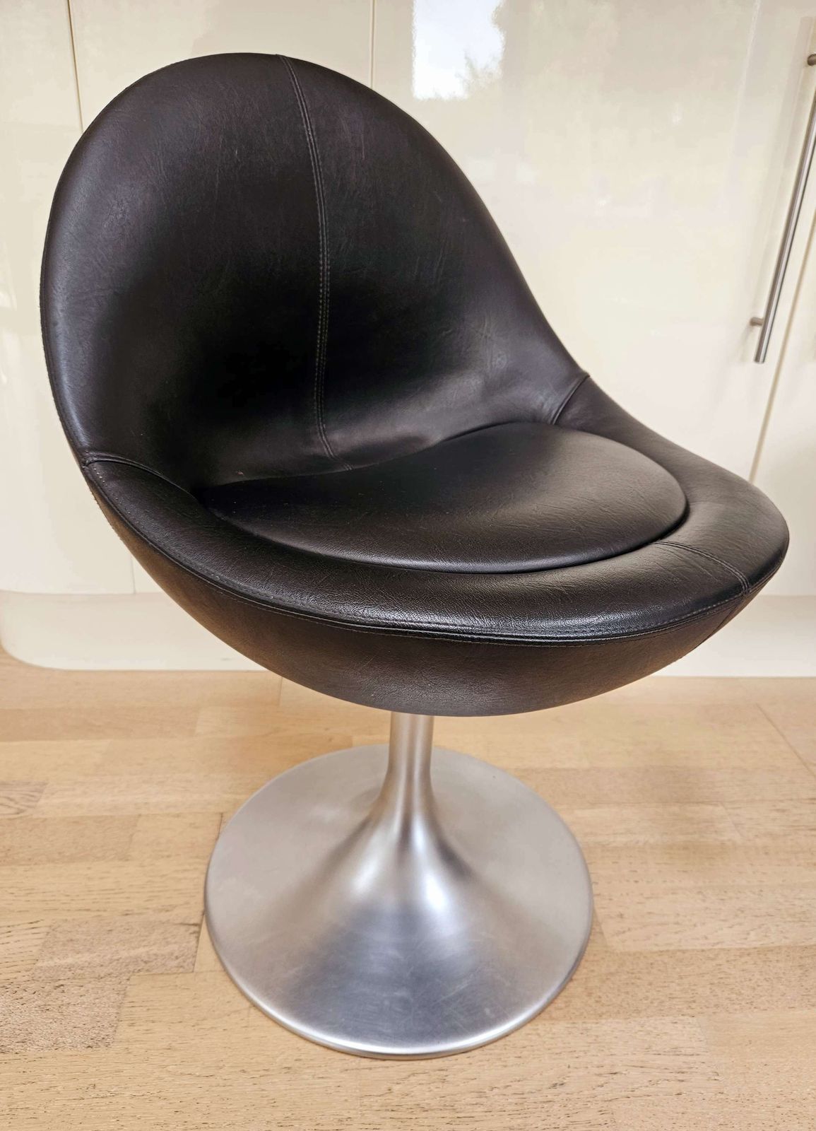 Pair Of Authentic, Labelled 'Venus' Tulip Chairs Designed By Börje Johanson photo Furniture