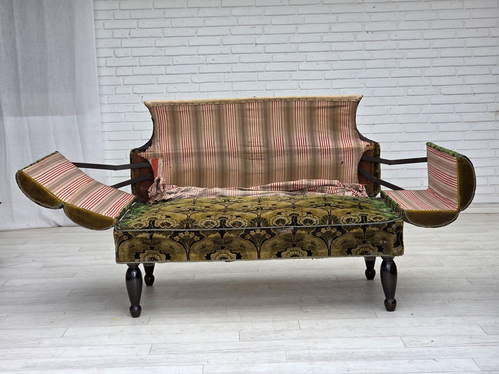 1470.0 1930s, Danish 2 Seater Drop Arm Daybed/Sofa, Green Furniture Velour. photo