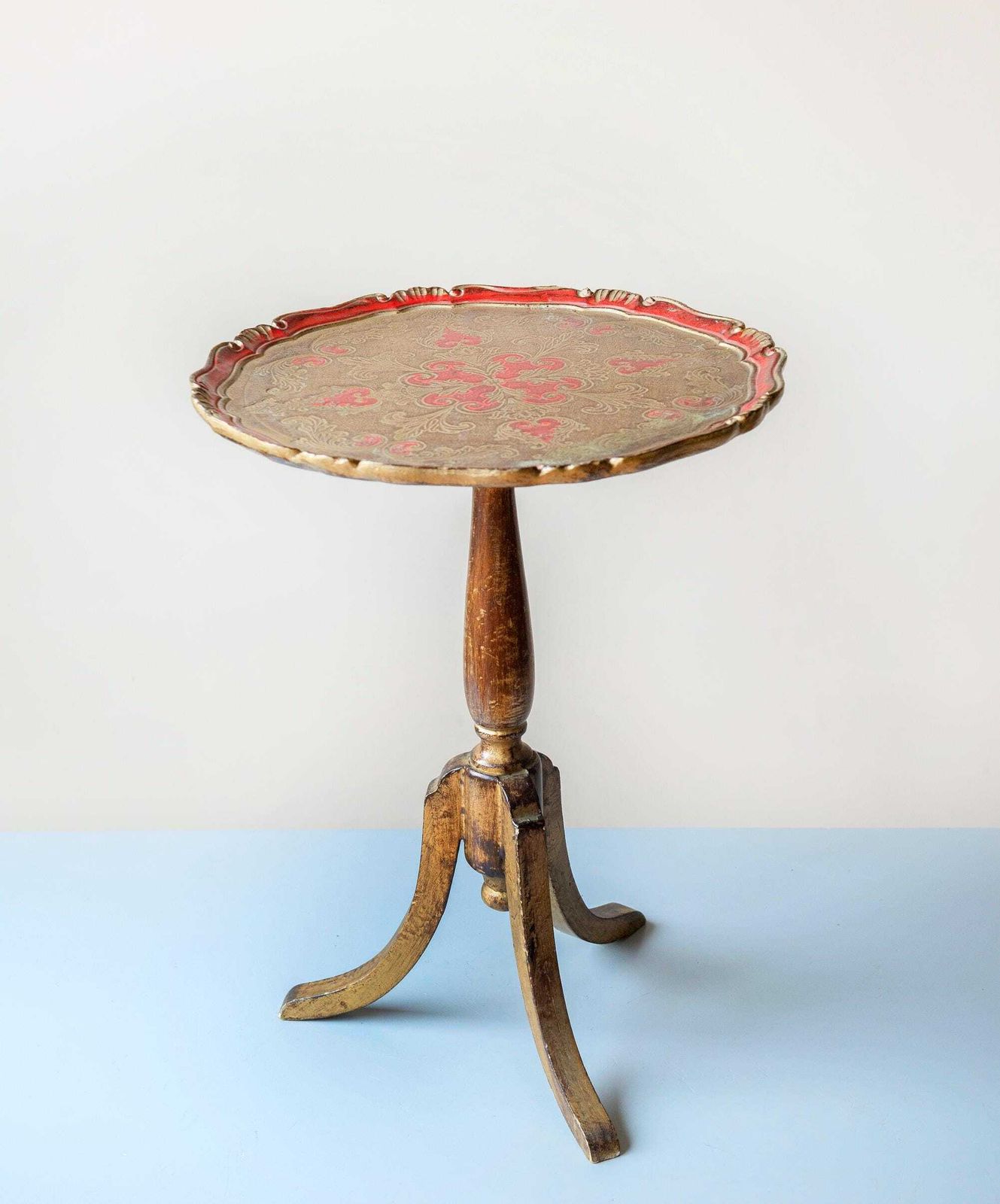 Vintage Italian Florentine Pedestal Side Table – Round Gilt Wood Accent Table With Scalloped Edge photo Furniture