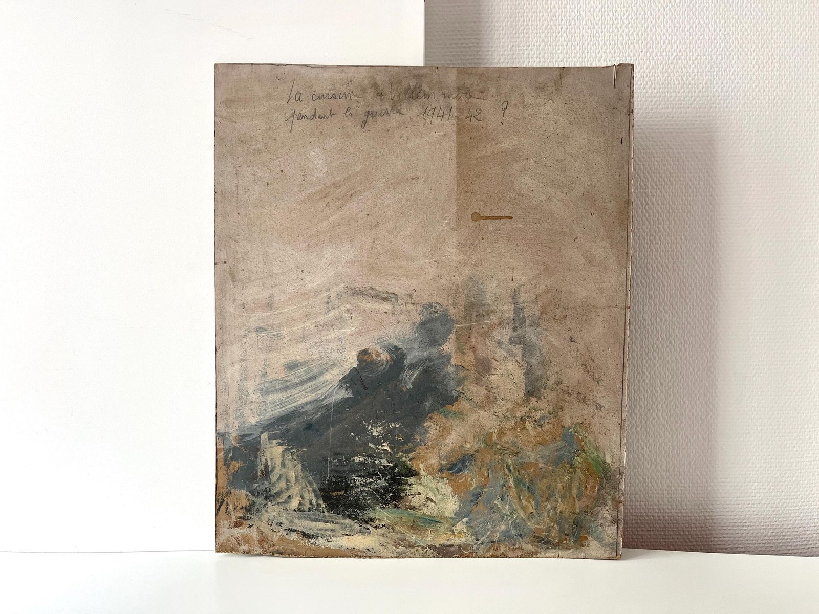 425.0 Olieverf Op Paneel Uit De Jaren 1940 "Homework During The War" – Antiek Schilderij Van Een Interieurscène, Vintage Kinderportret In Een Franse Keuken photo