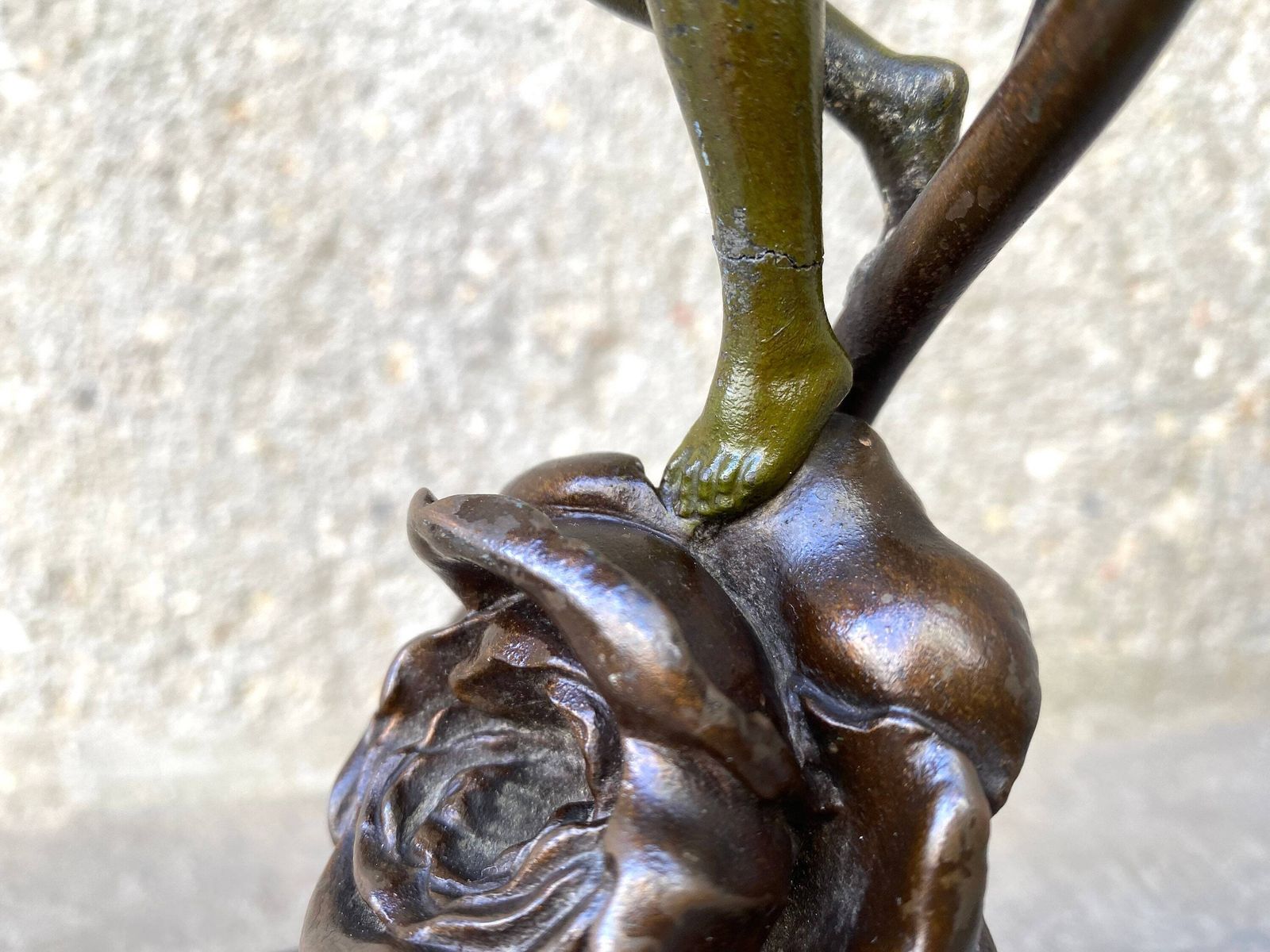 photo furniture Antique Cherub Lamp In Spelter And Marble From 30s, French Putti Lighting Named "Winning Butterfly"