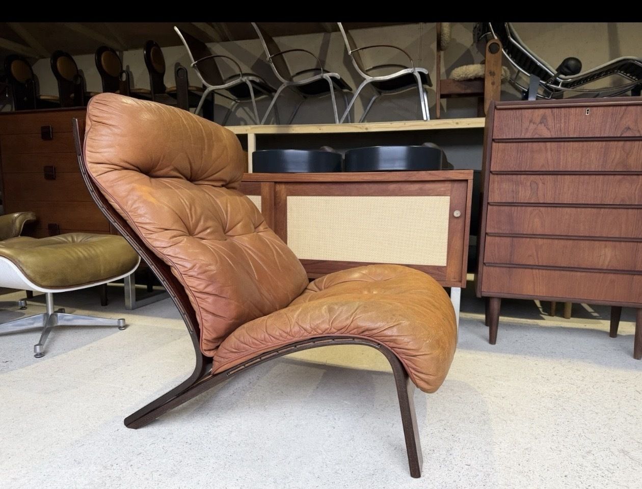 photo vintage Mid Century Norwegian Tan Leather Lounge Chair By Oddvin Rykken