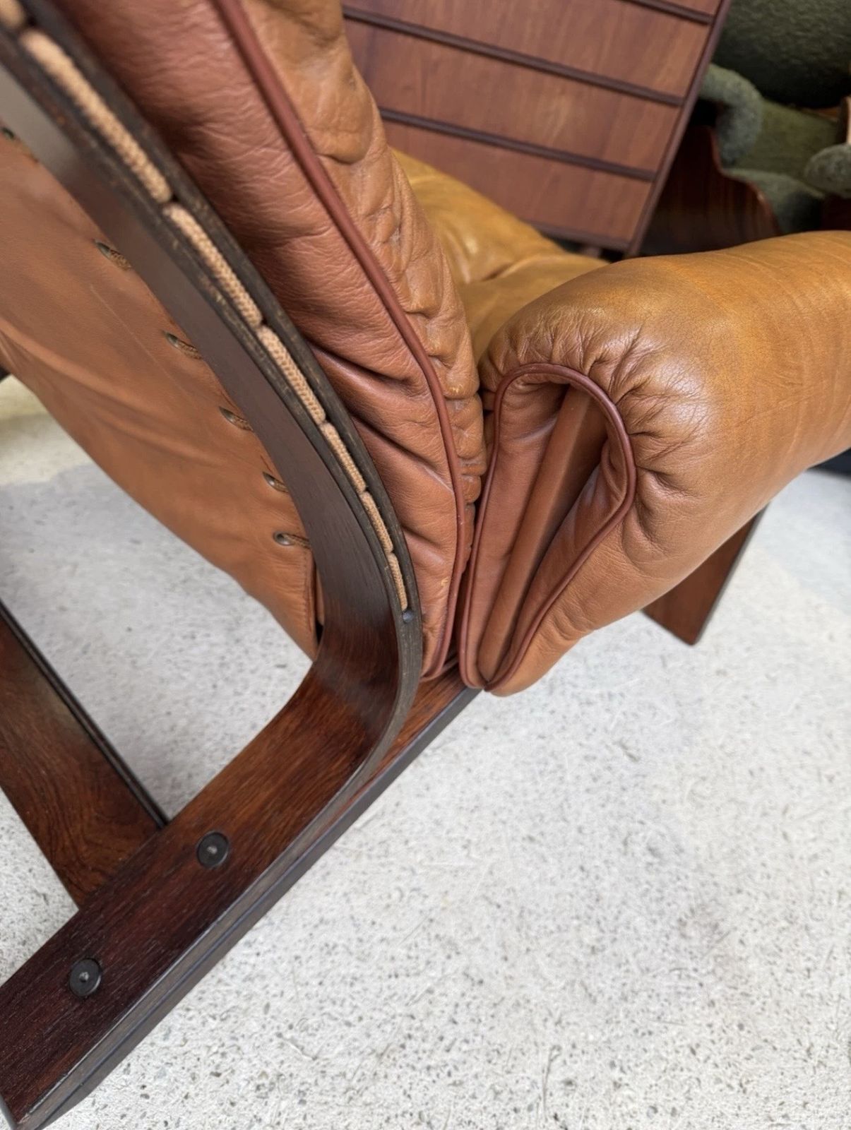 photo vinterior Mid Century Norwegian Tan Leather Lounge Chair By Oddvin Rykken
