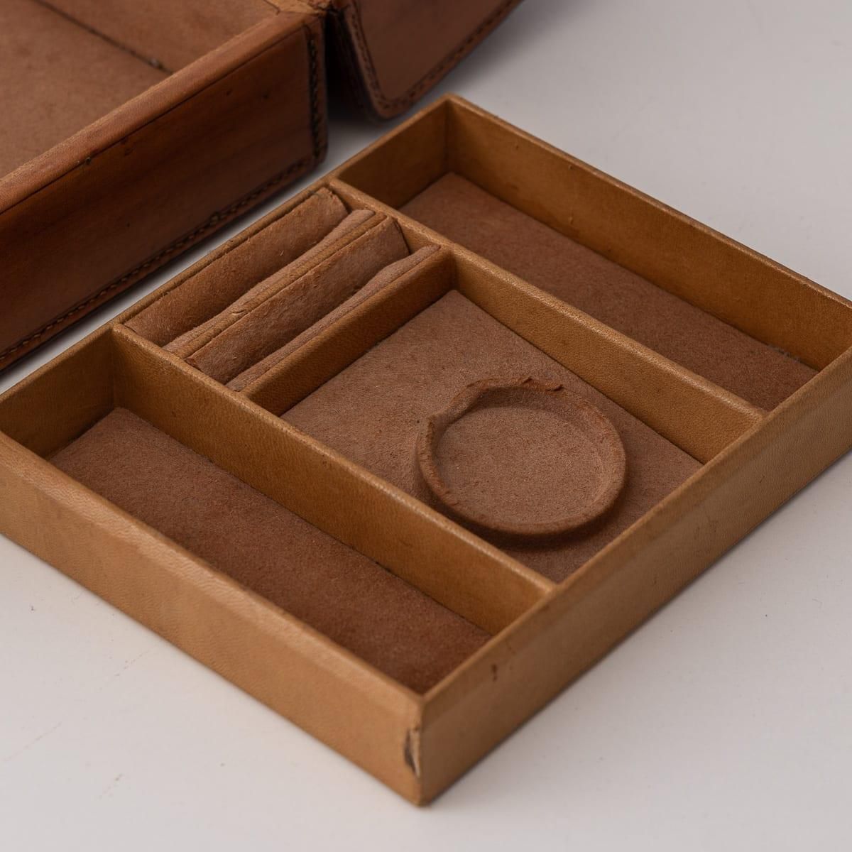 photo furniture Antique 20th Century Victorian Leather & Brass Jewellery Case C.1900