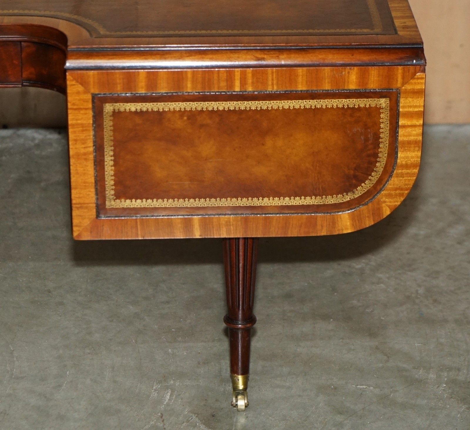 Stunning Heirloom Weiman Brown Leather Flamed Mahogany Extending Coffee Table photo vinterior