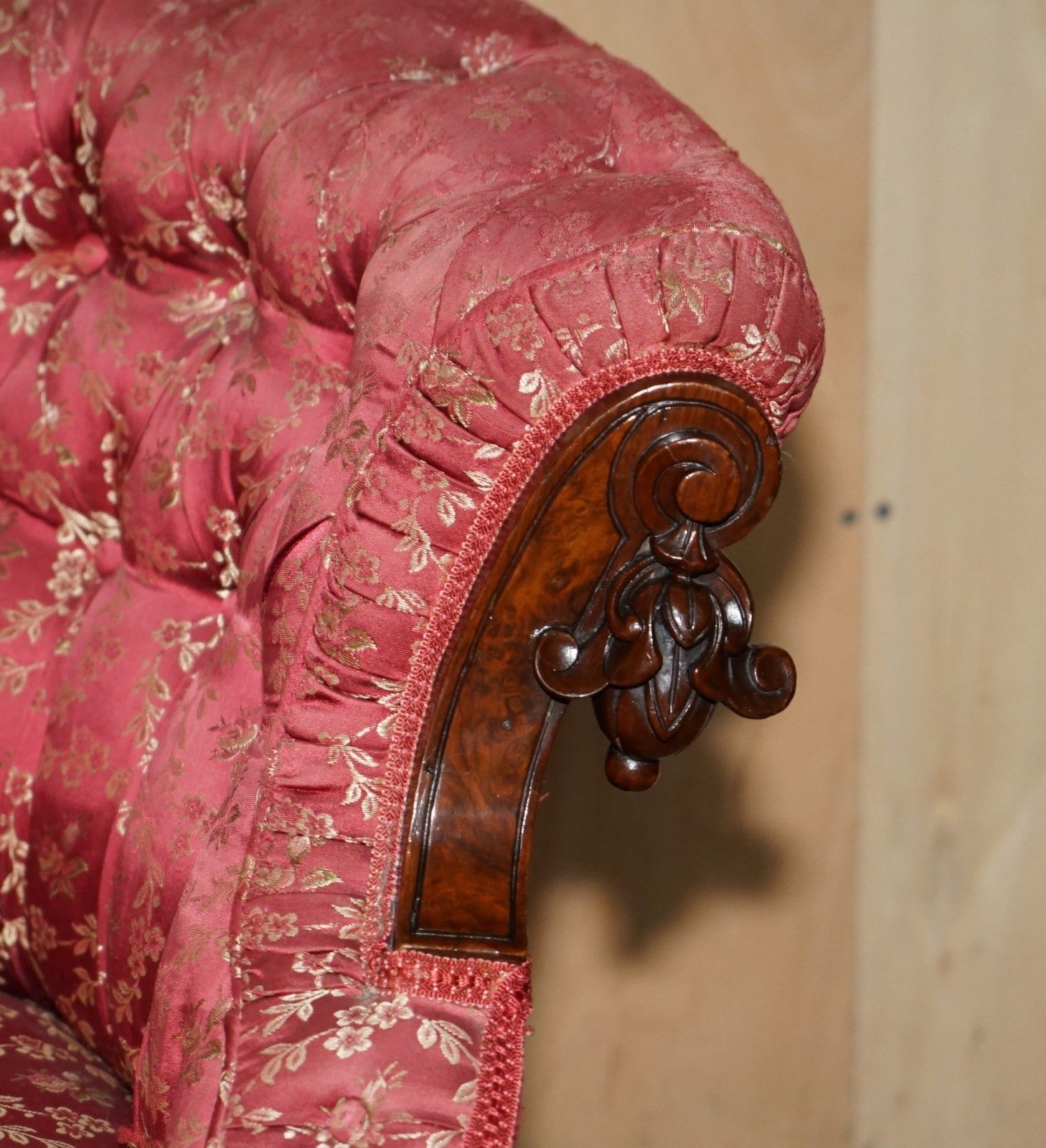 photo furniture Antique Victorian Flamed Mahogany Lion Carved Sofa Or Settee Part Of A Suite