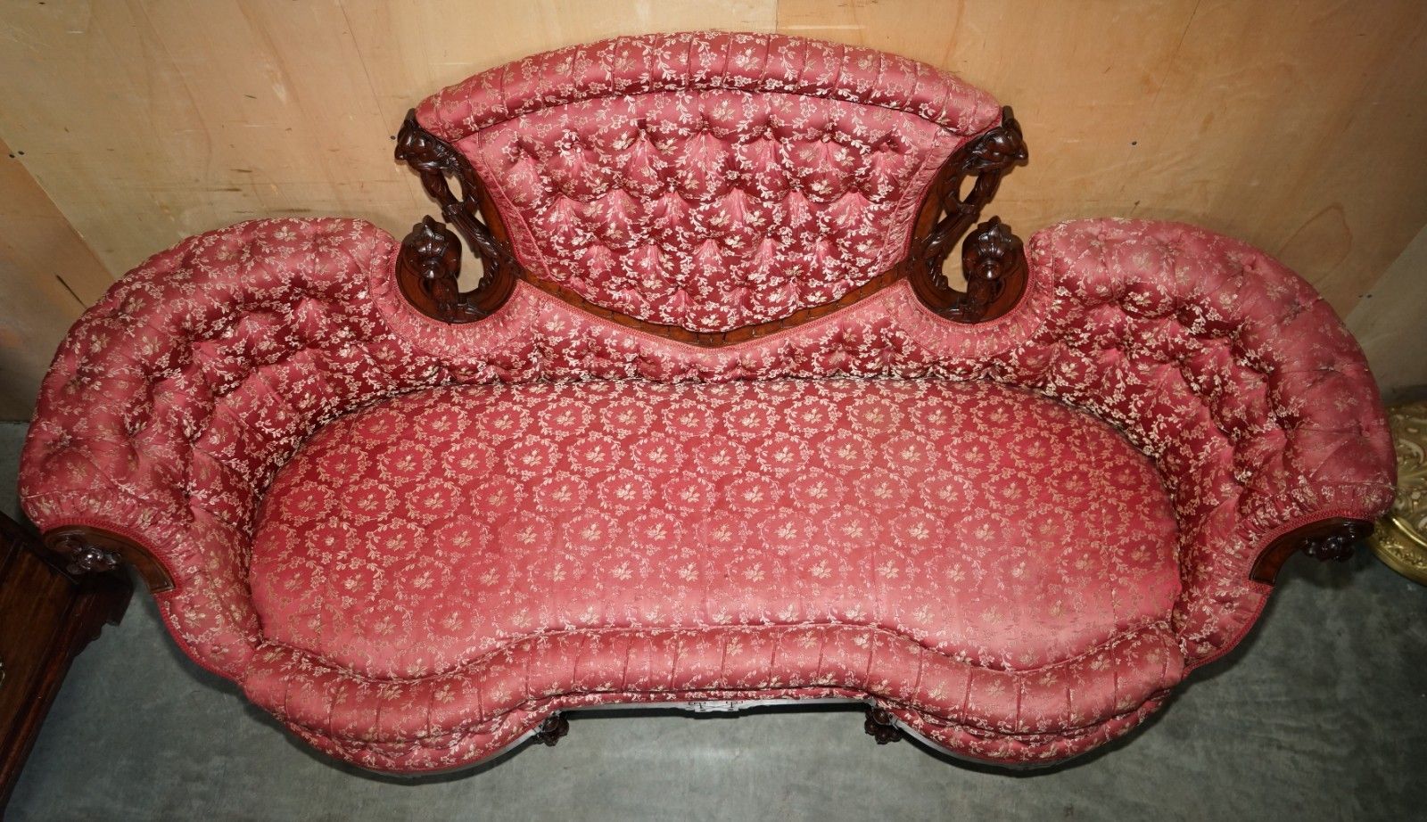 photo vintage Antique Victorian Flamed Mahogany Lion Carved Sofa Or Settee Part Of A Suite
