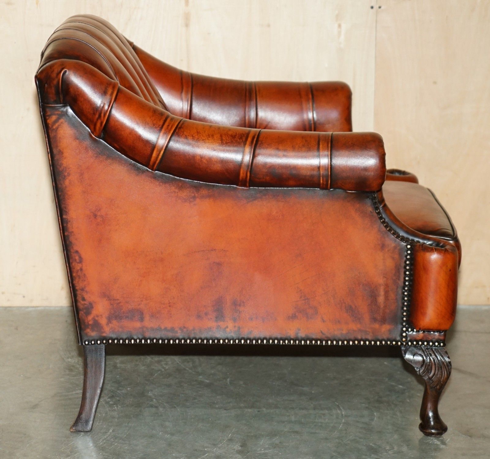 photo vinterior Stunning 1960's Bordeaux Leather Restored Chesterfield Club Armchair & Footstool