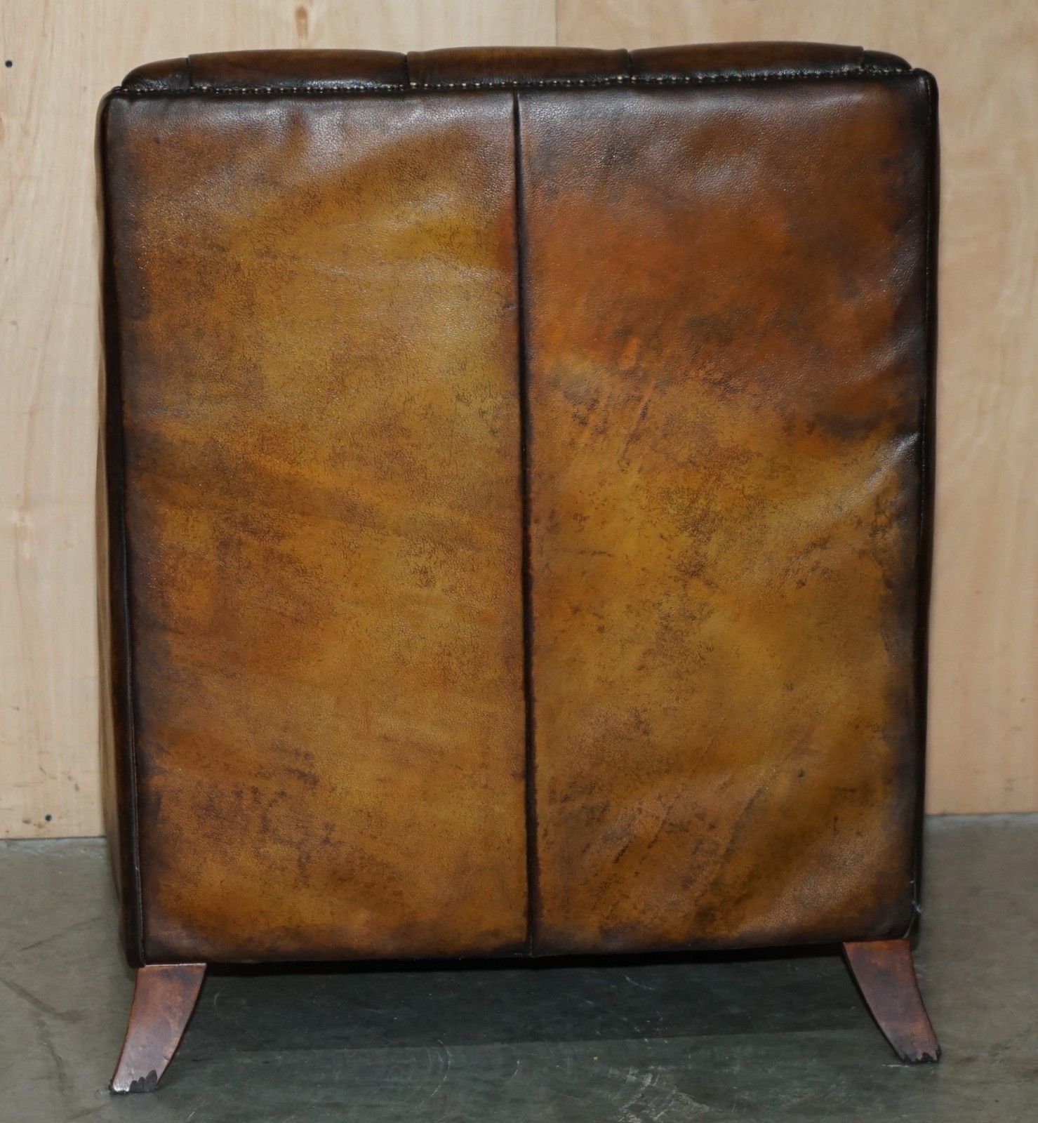 photo vinterior Fully Restored Cigar Brown Leather Chesterfield Tufted Library Armchair