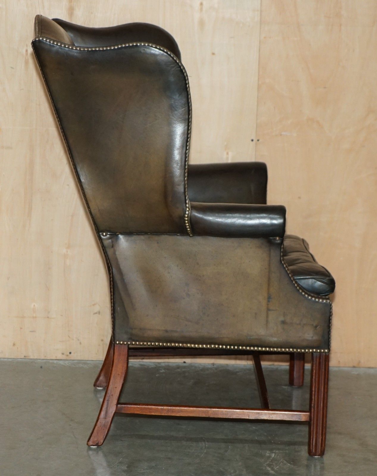 photo furniture Stunning Antique Victorian Leather Wingback Armchair Thomas Chippendale Buttons