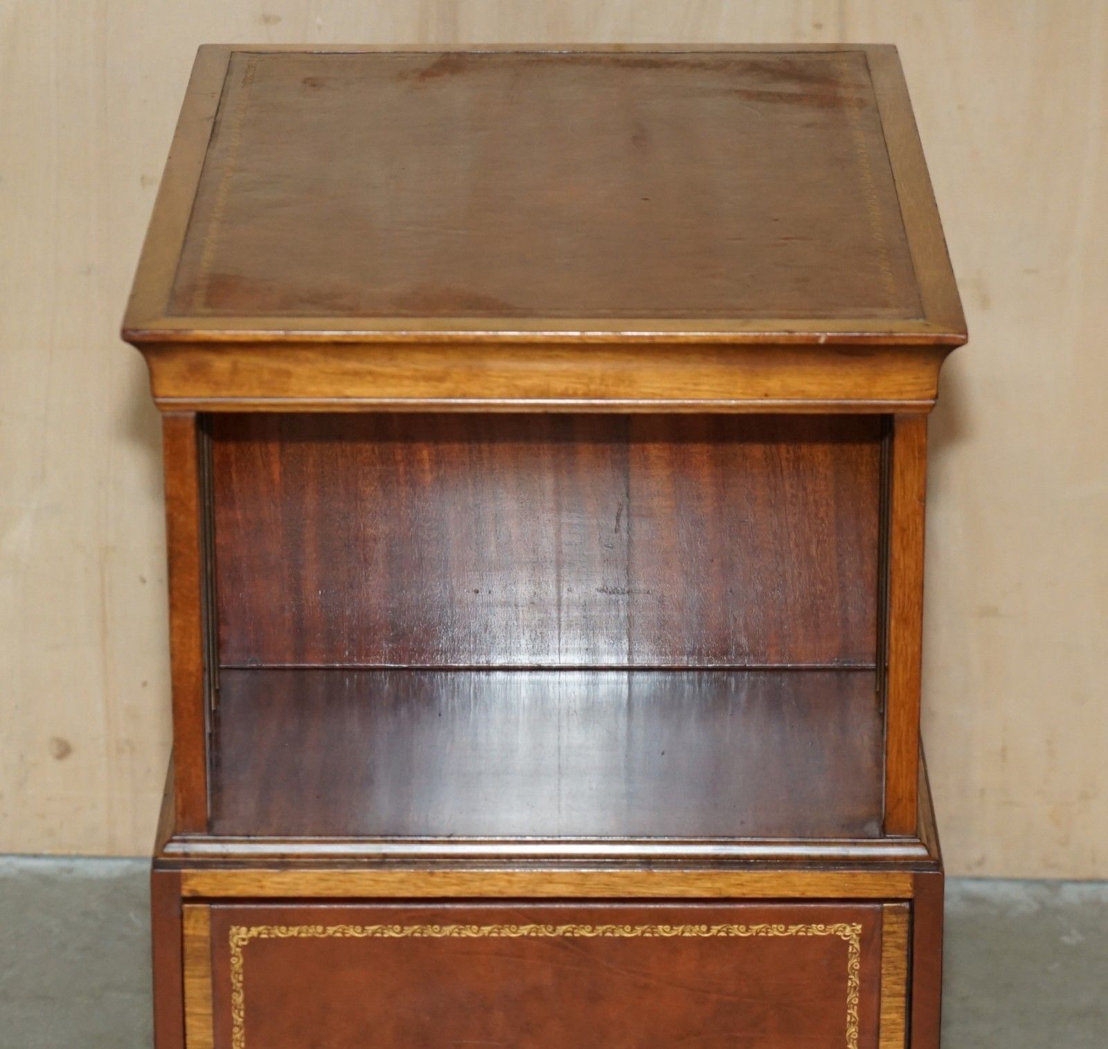 Exquisite Pair Of Unique Flamed Mahogany & Brown Leather Sliding Book Tables photo 2350.0
